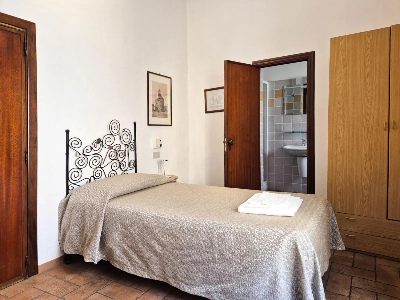 Bed in Helvetia Pisa Tower