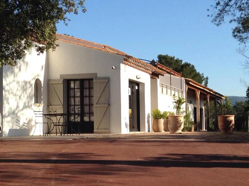 Facade/entrance in l'Hotellerie Kouros