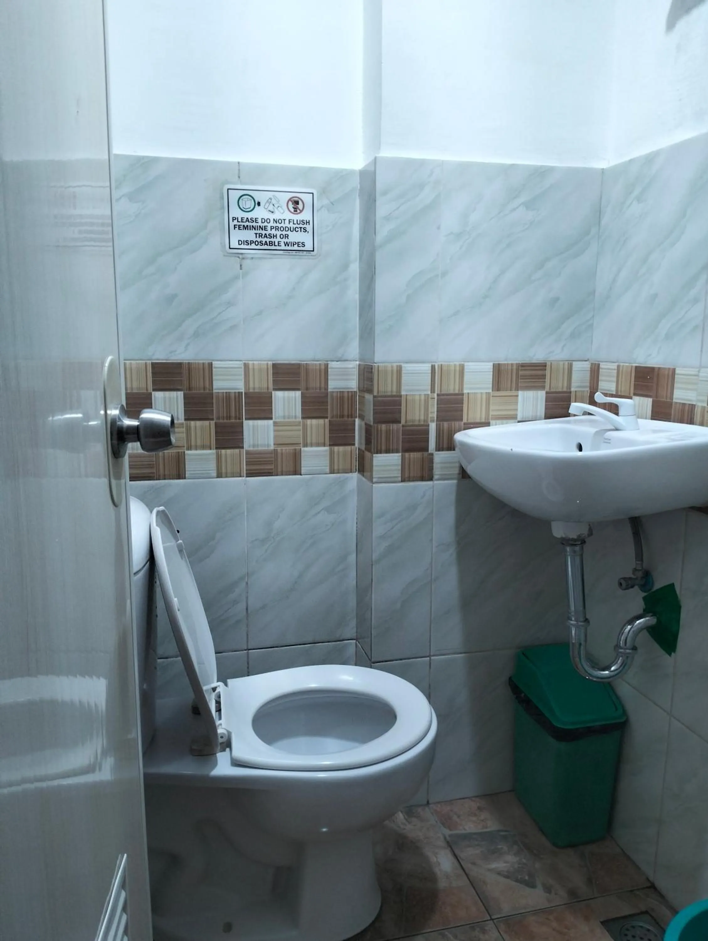 Toilet in Sealor Pension House