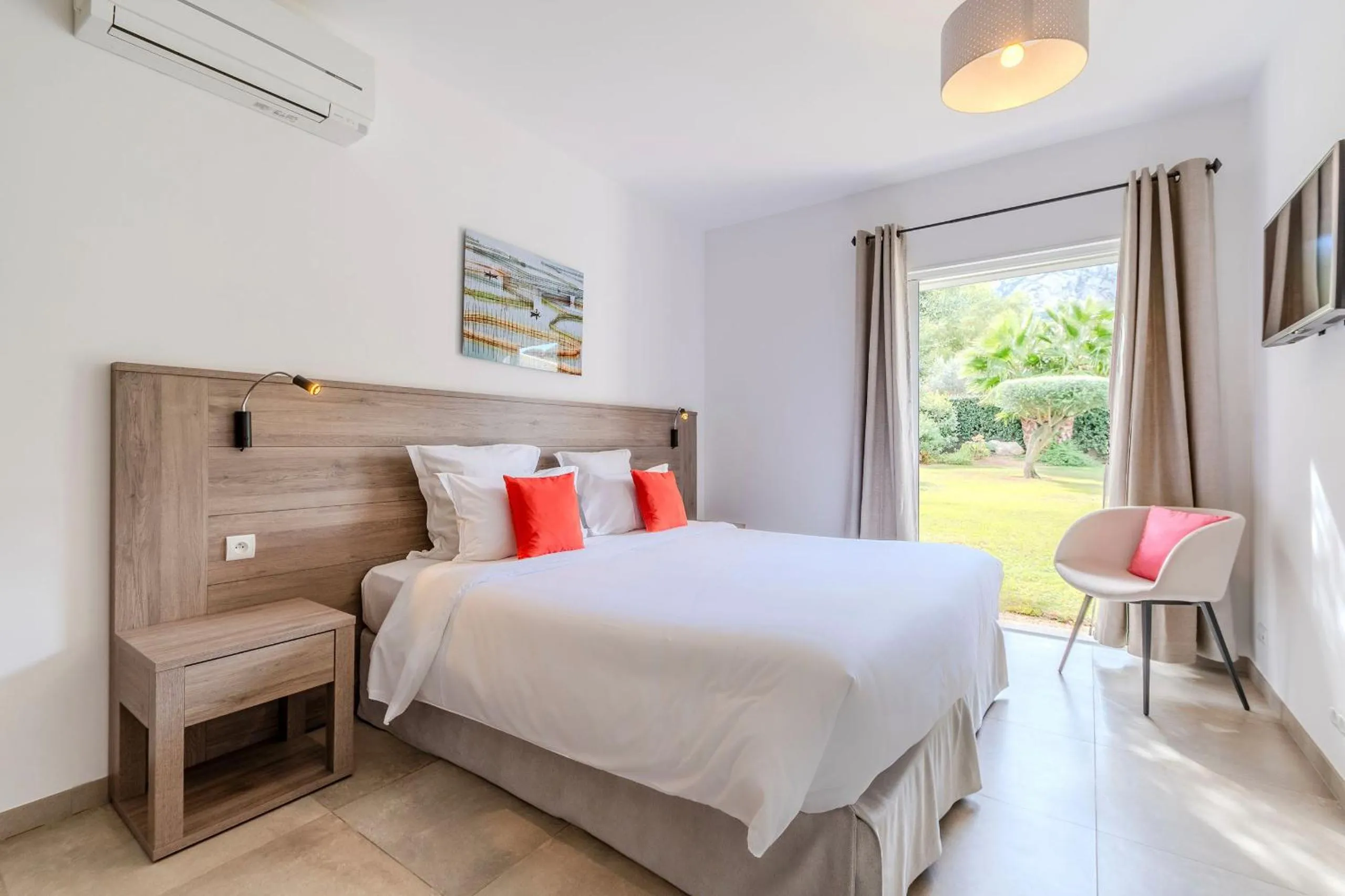 Bed in Domaine Villas Mandarine Private Pools & Spa