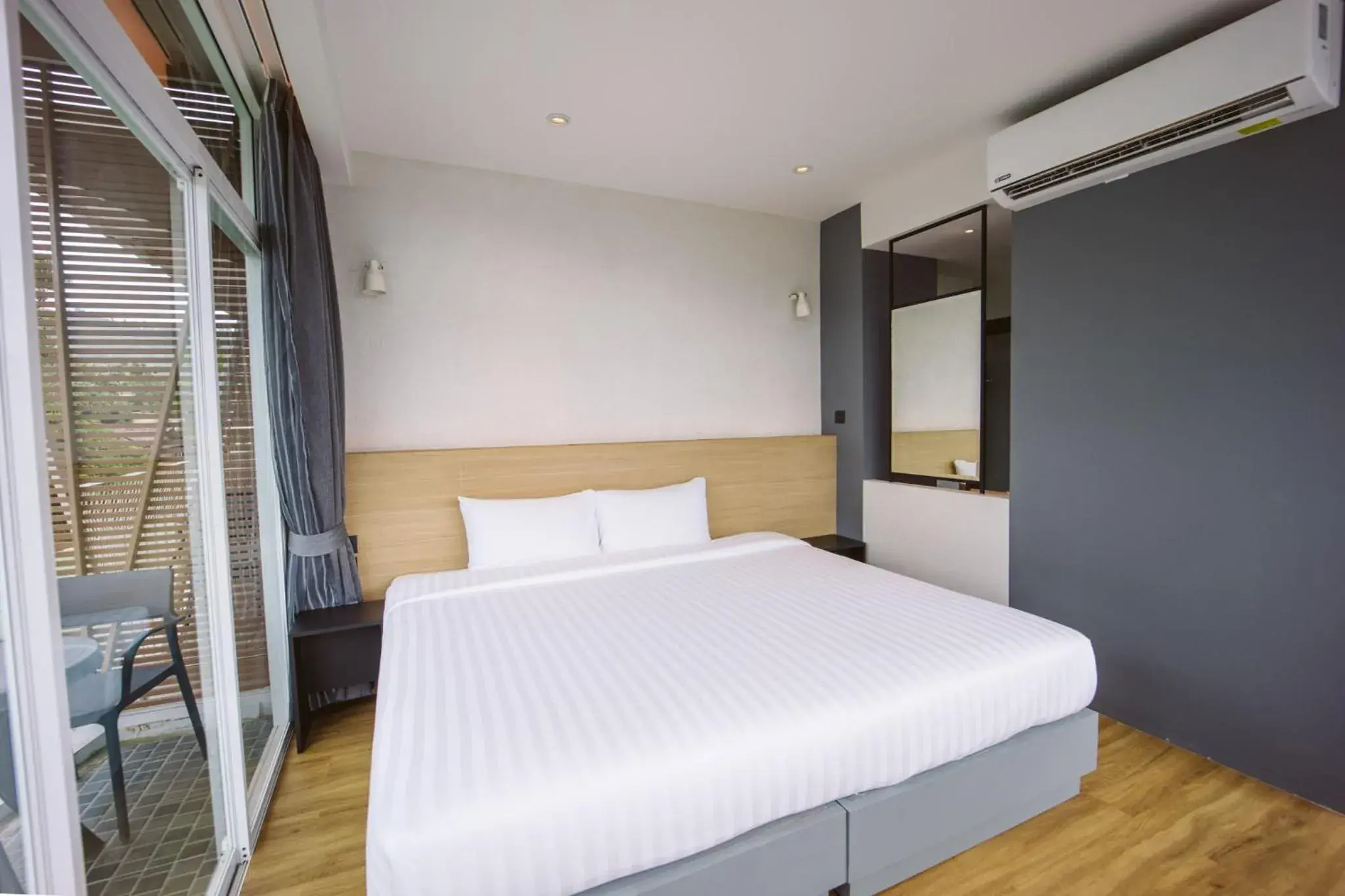 Deluxe Double or Twin Room with Sea View in Sairee Hut Resort Koh Tao Deluxe Double or Twin Room with Sea View in Sairee Hut Resort Koh Tao