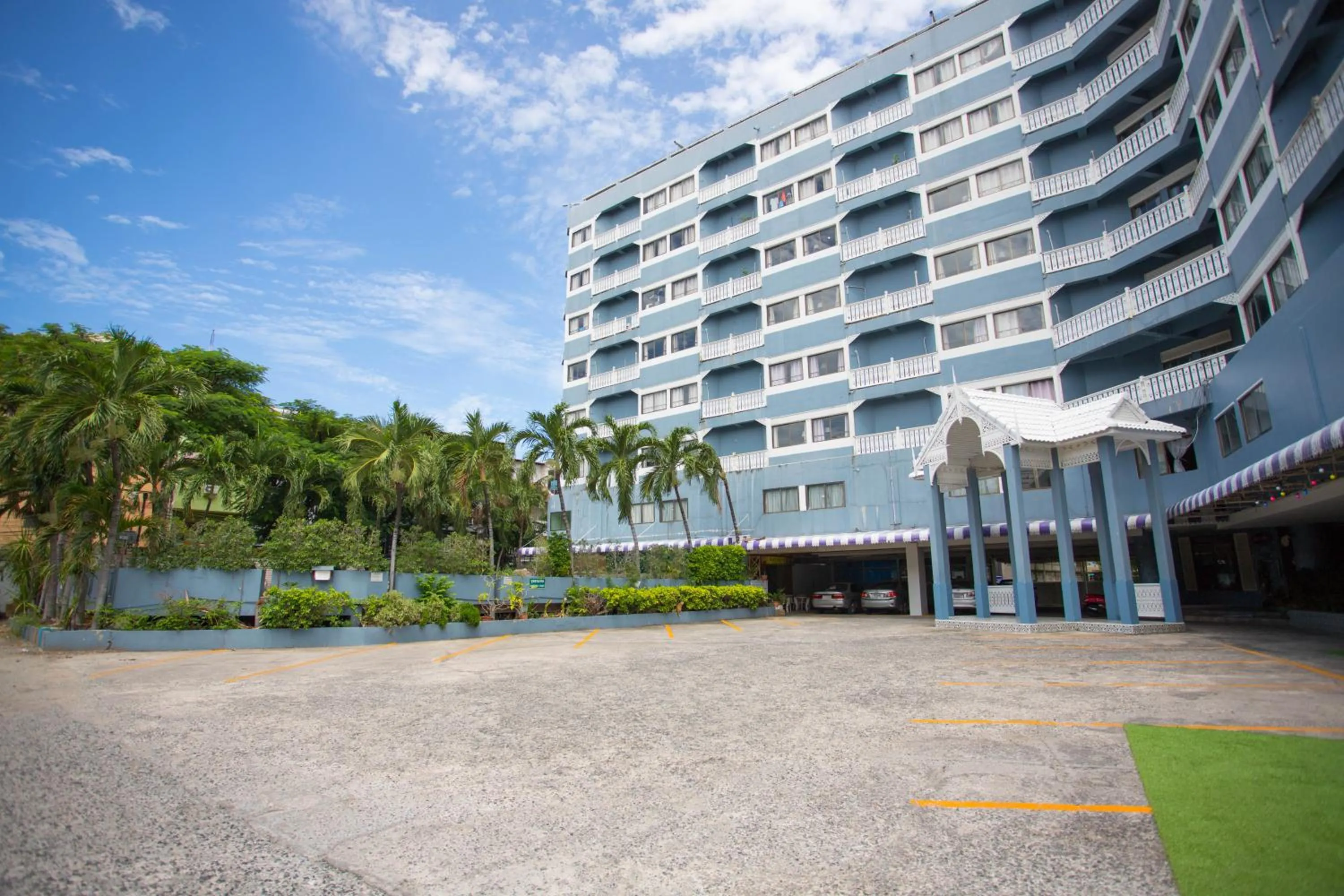 Parking in Sawasdee Siam Pattaya Hotel