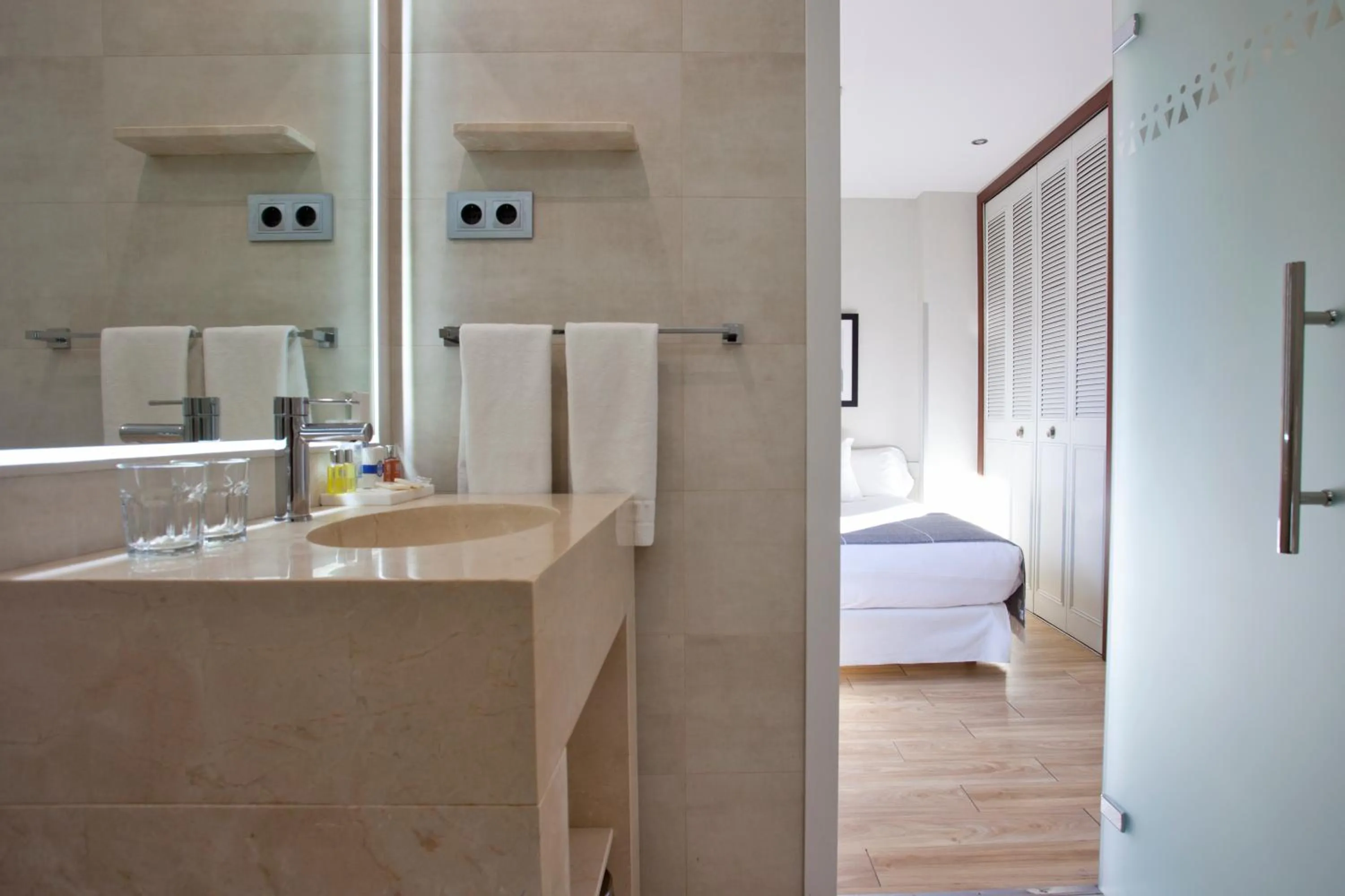 Bathroom, Bed in Espahotel Plaza Basílica