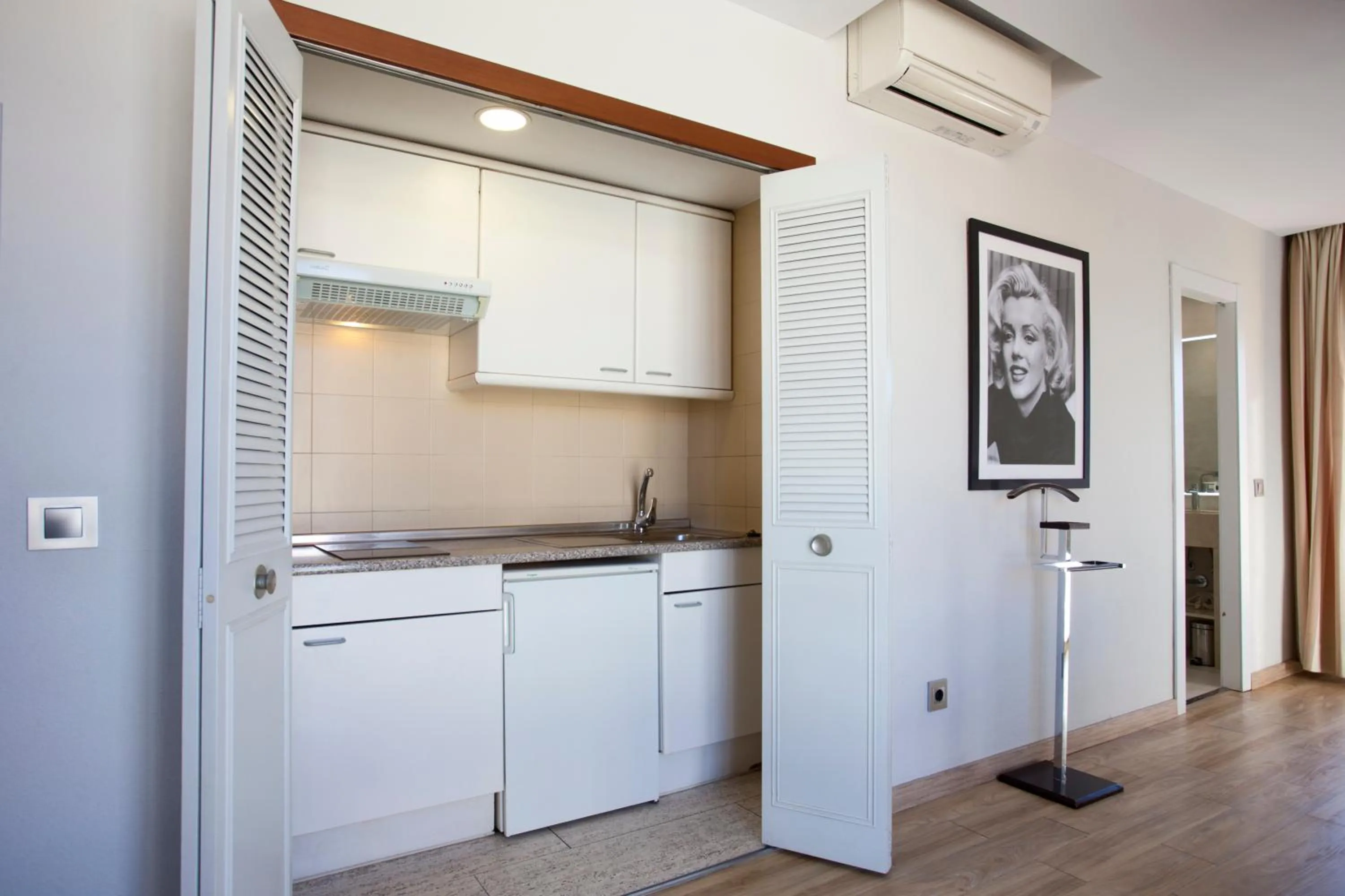 kitchen in Espahotel Plaza Basílica