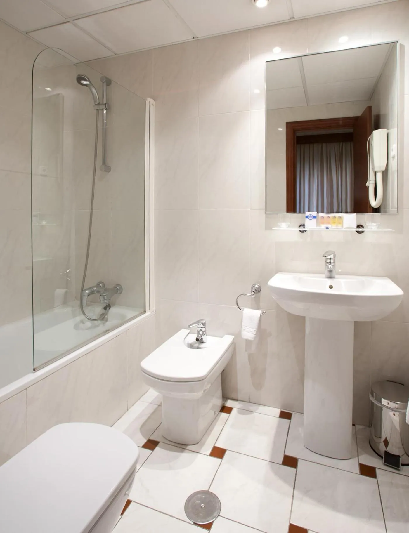 Bathroom in Espahotel Plaza Basílica