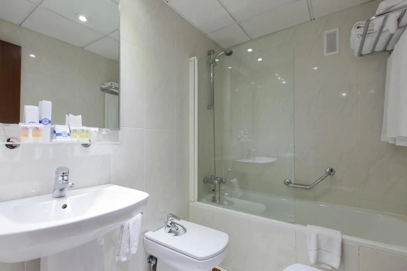 Bathroom in Espahotel Plaza Basílica