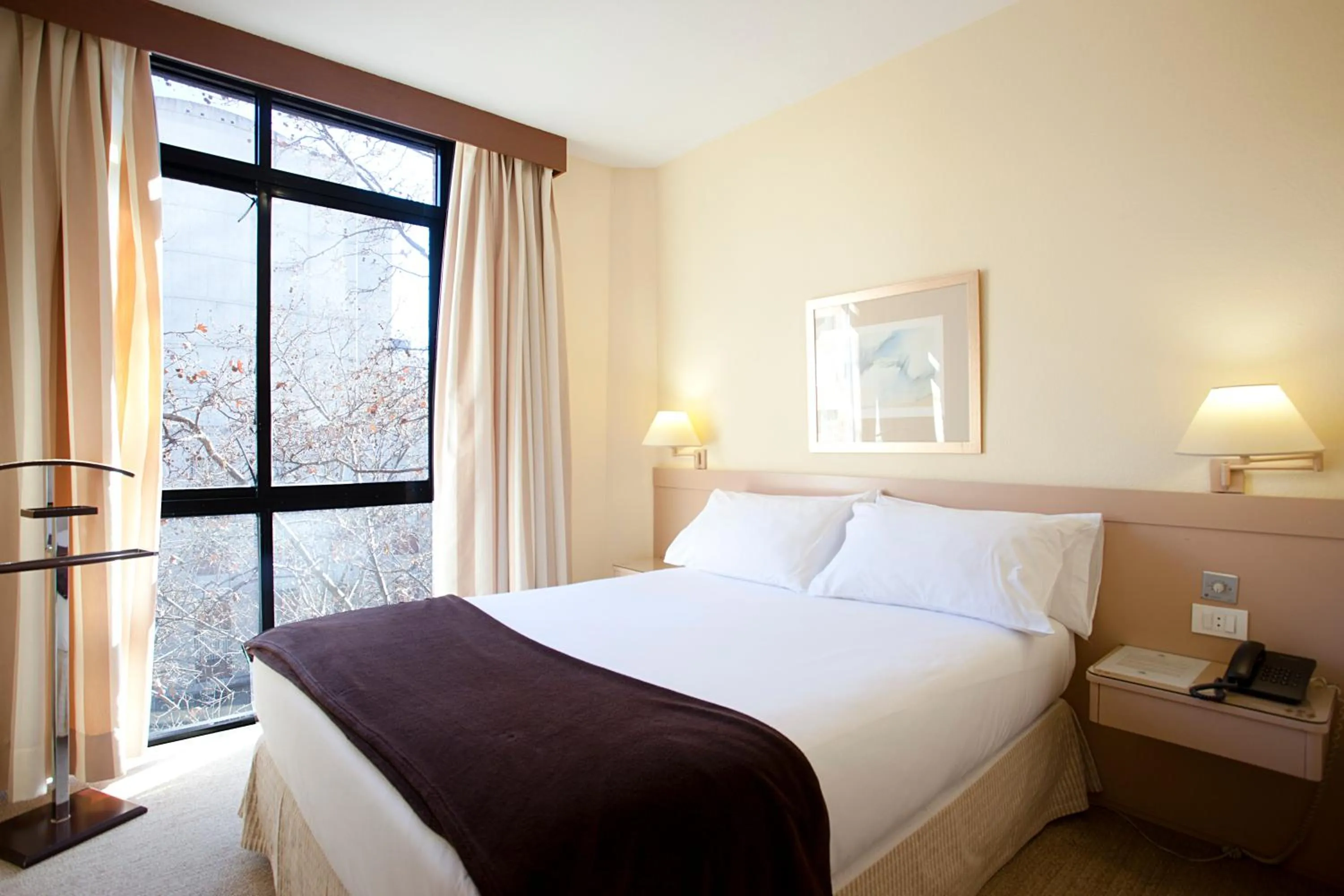 Photo of the whole room, Bed in Espahotel Plaza Basílica