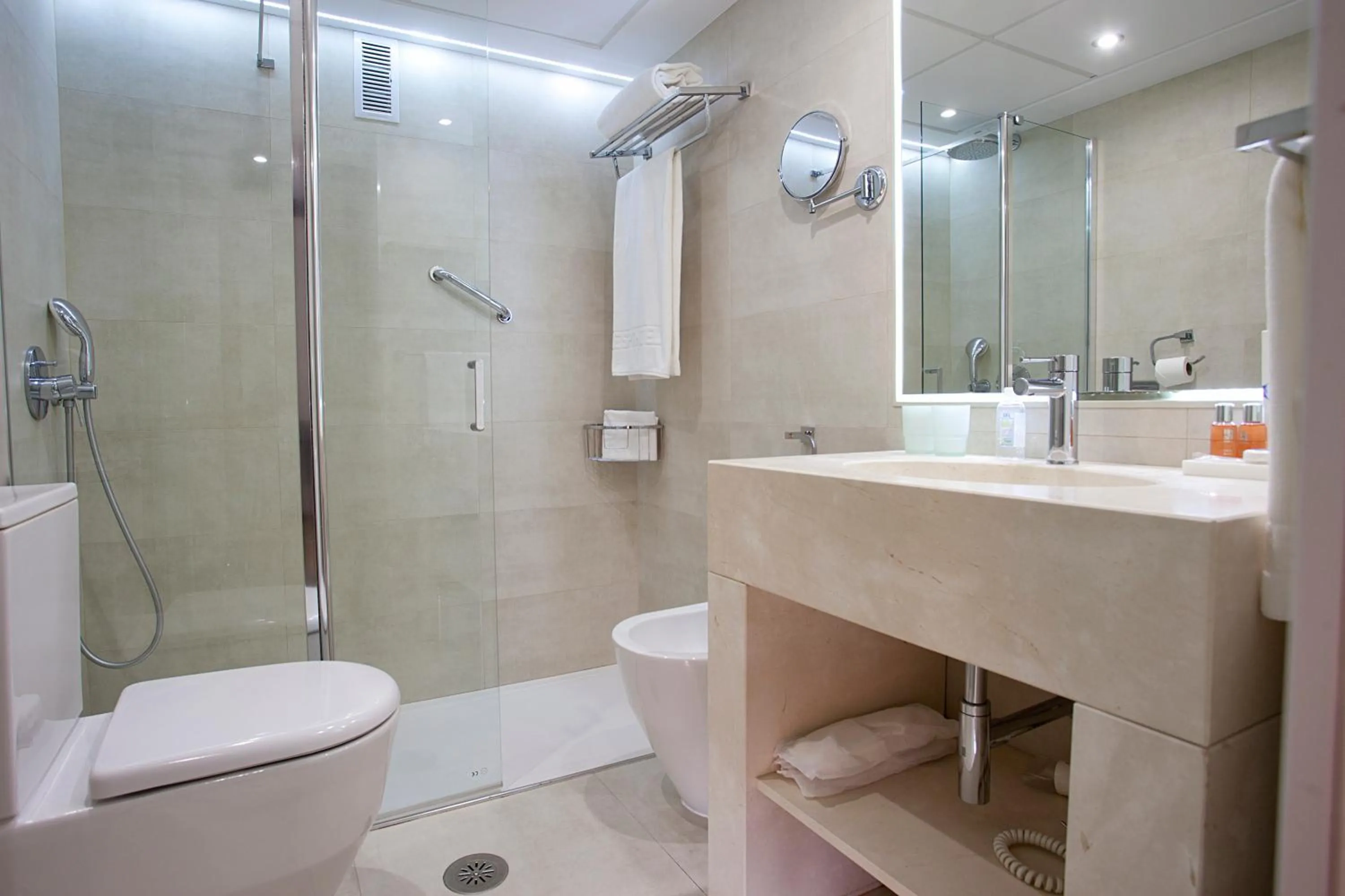 Bathroom in Espahotel Plaza Basílica