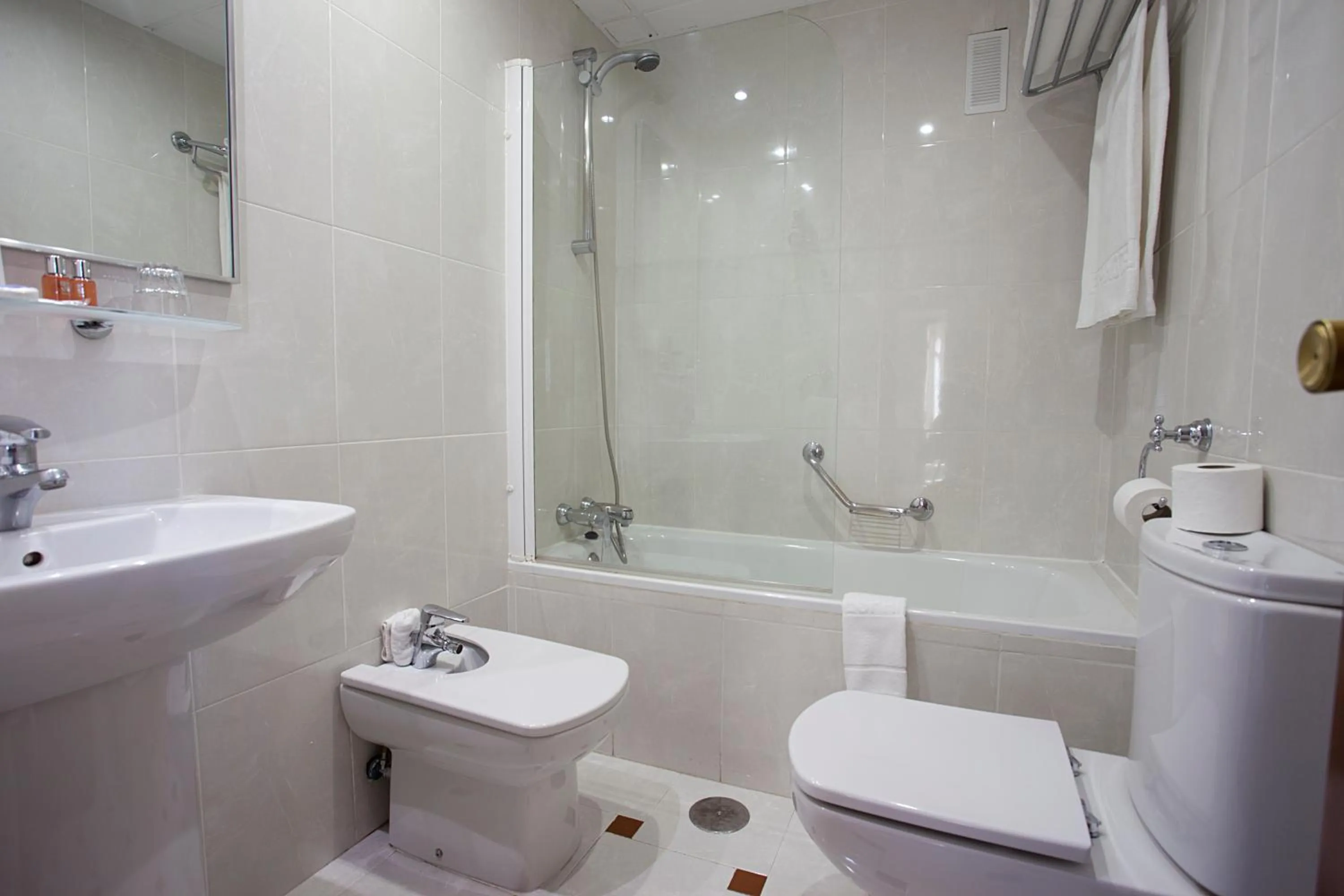 Bathroom in Espahotel Plaza Basílica