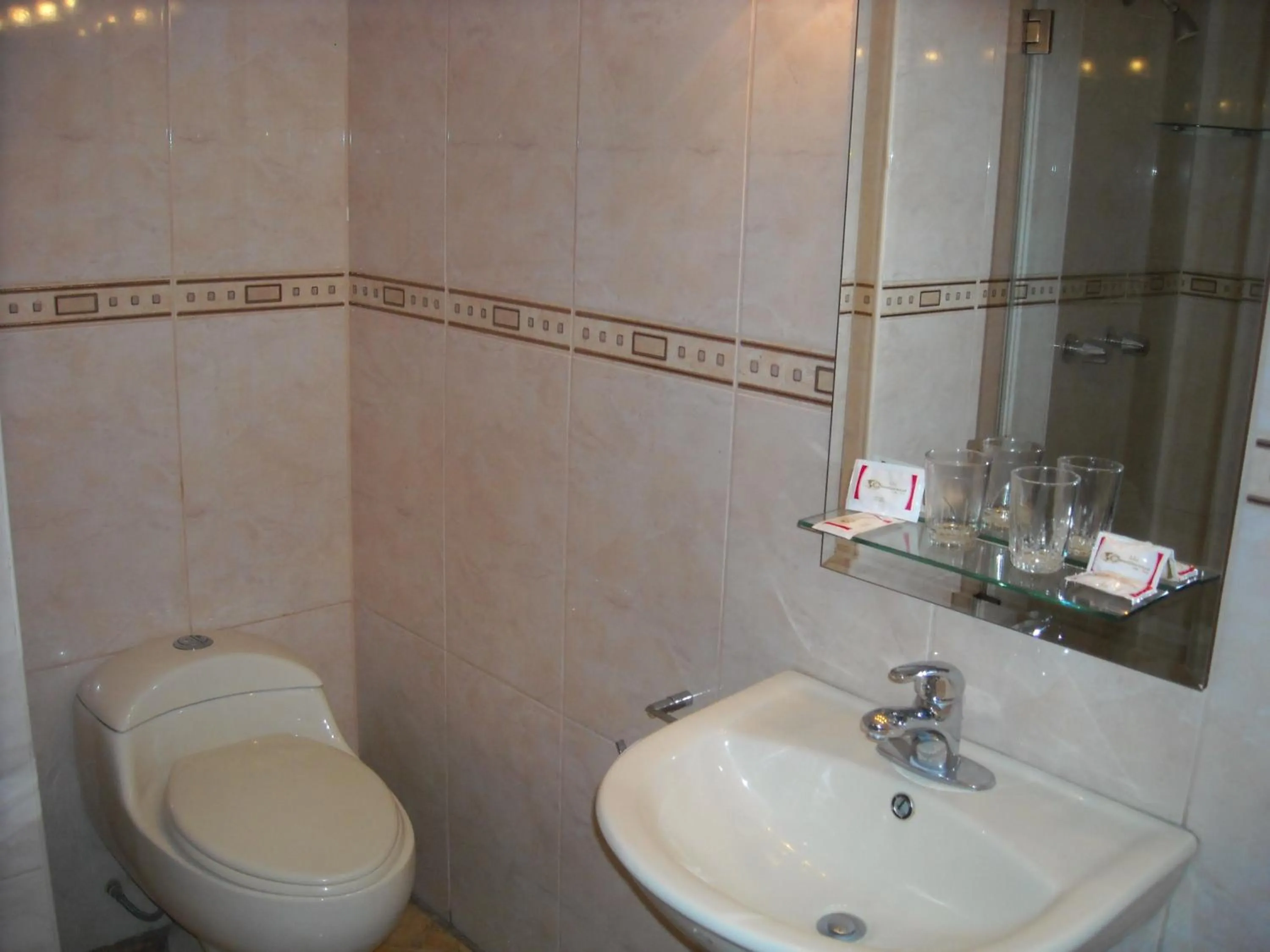 Bathroom in Hotel Continental Lima