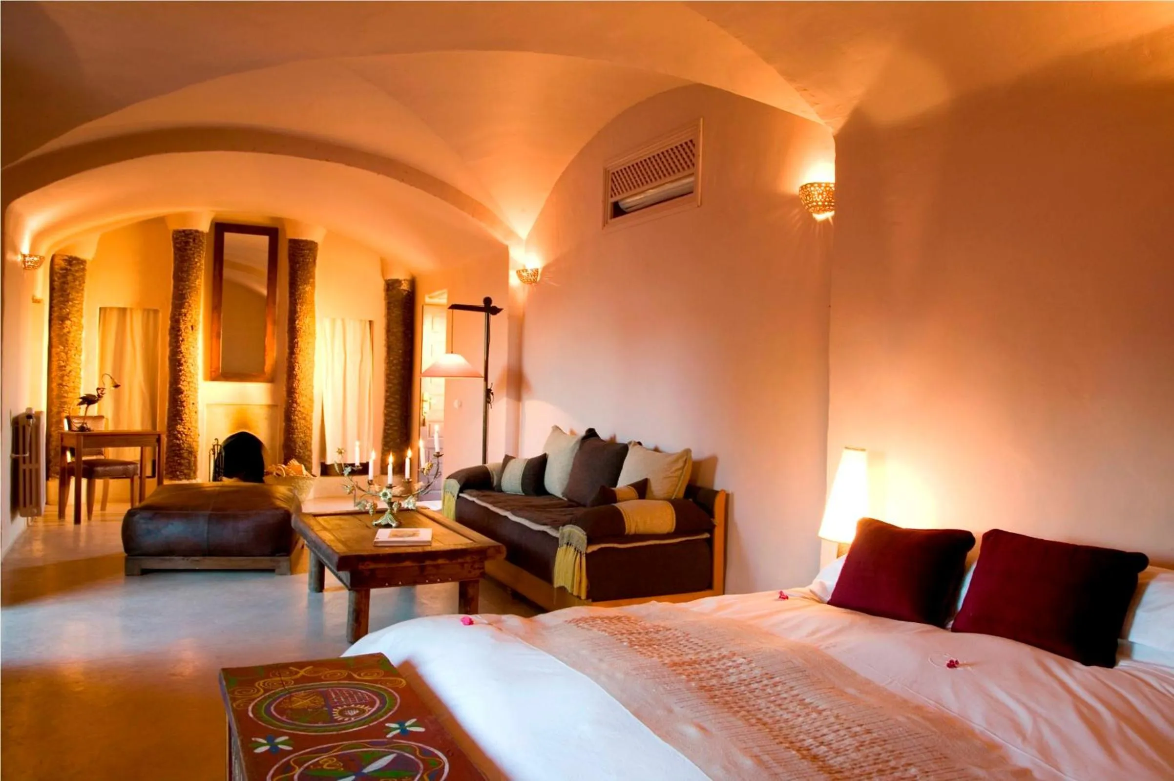 Photo of the whole room, Bed in Caravan Serai