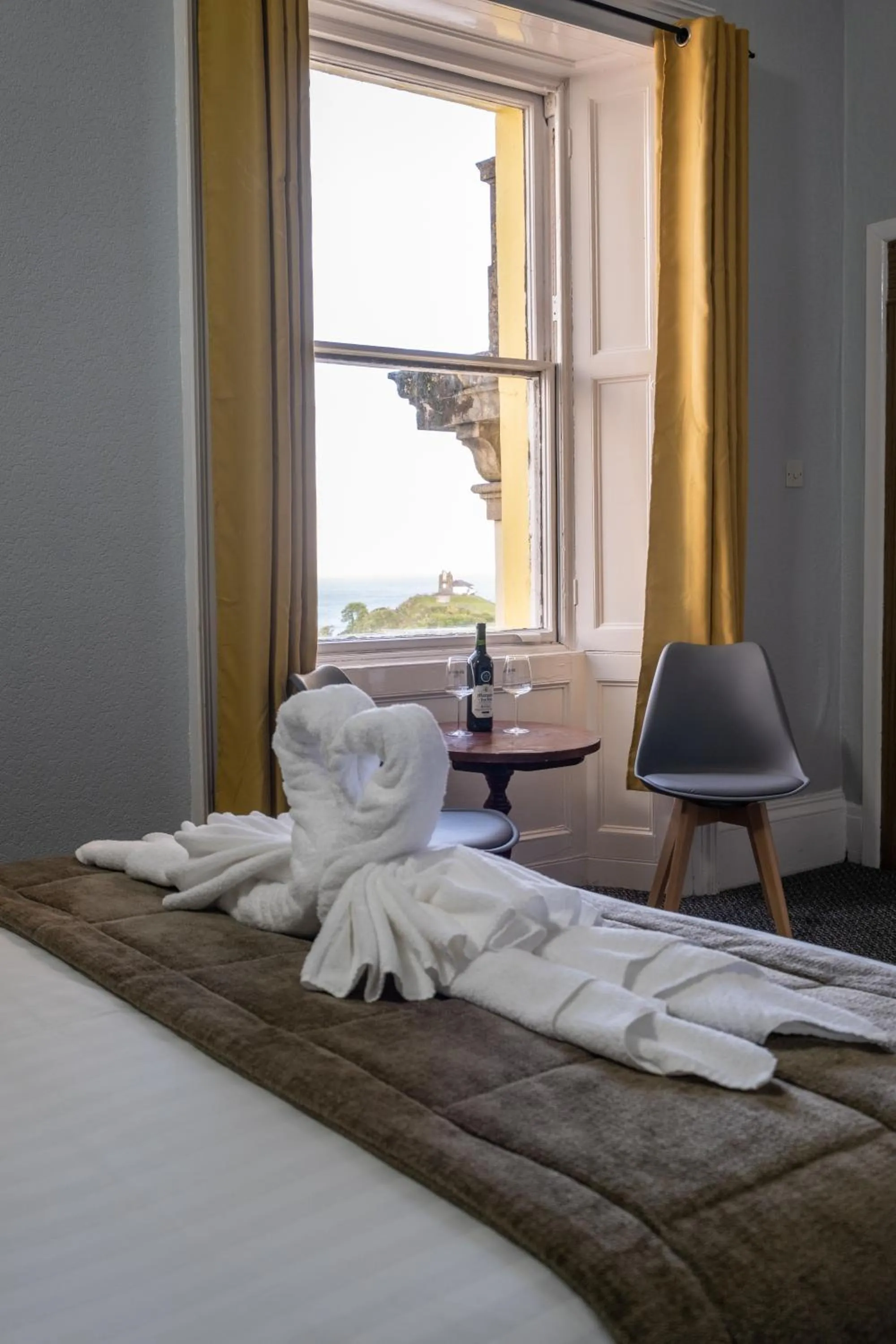 Bed in Royal Lion Hotel