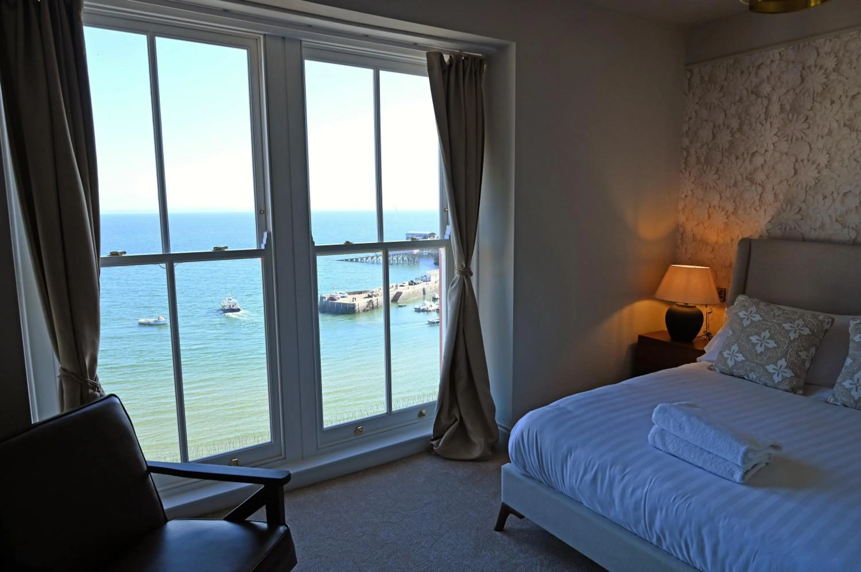 Bed in Royal Lion Hotel