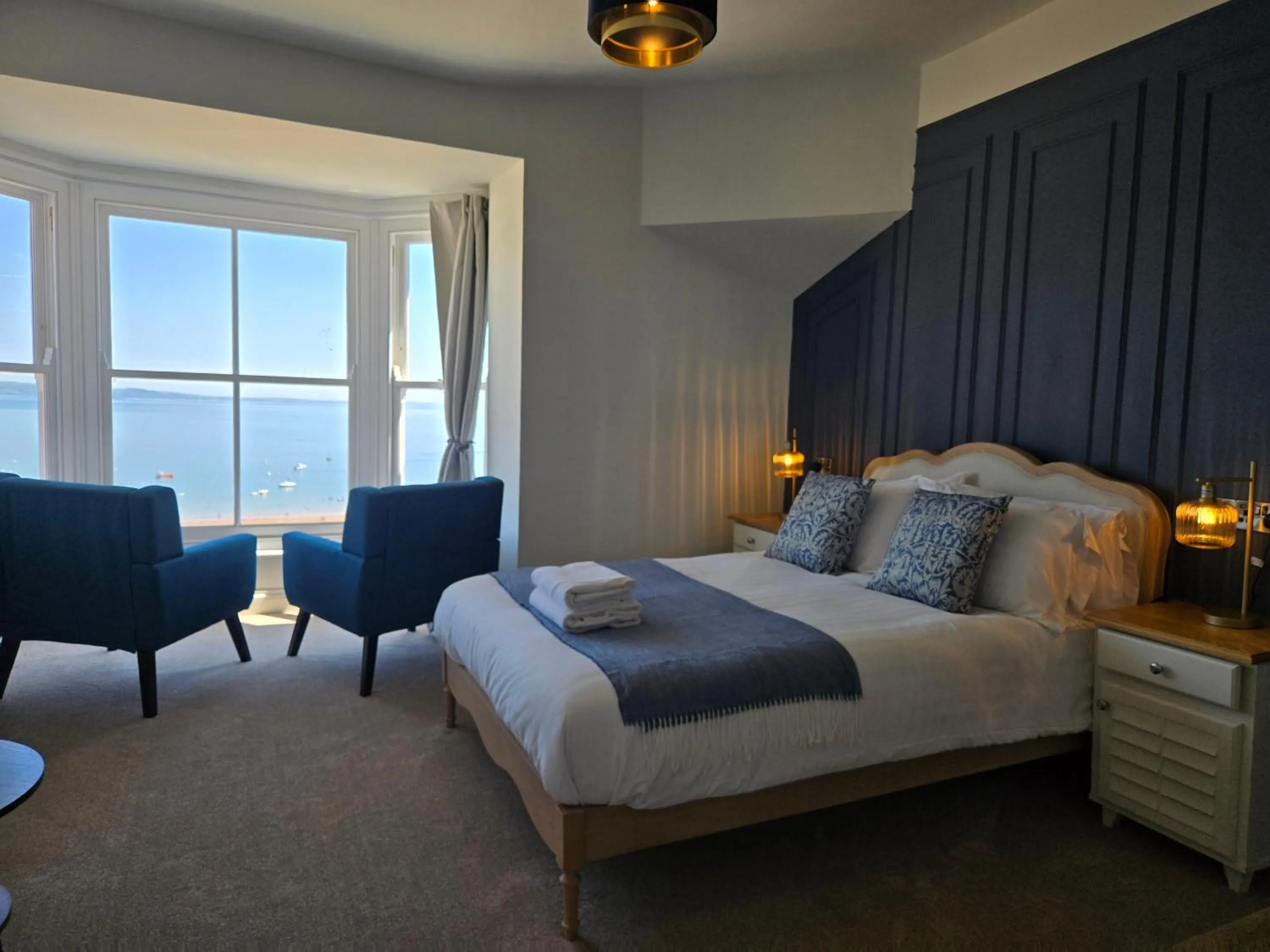 Bedroom, Bed in Royal Lion Hotel