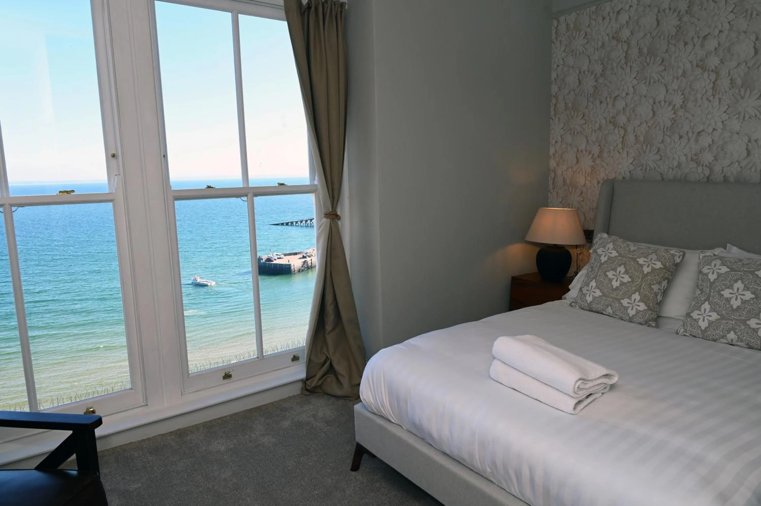 Bed in Royal Lion Hotel