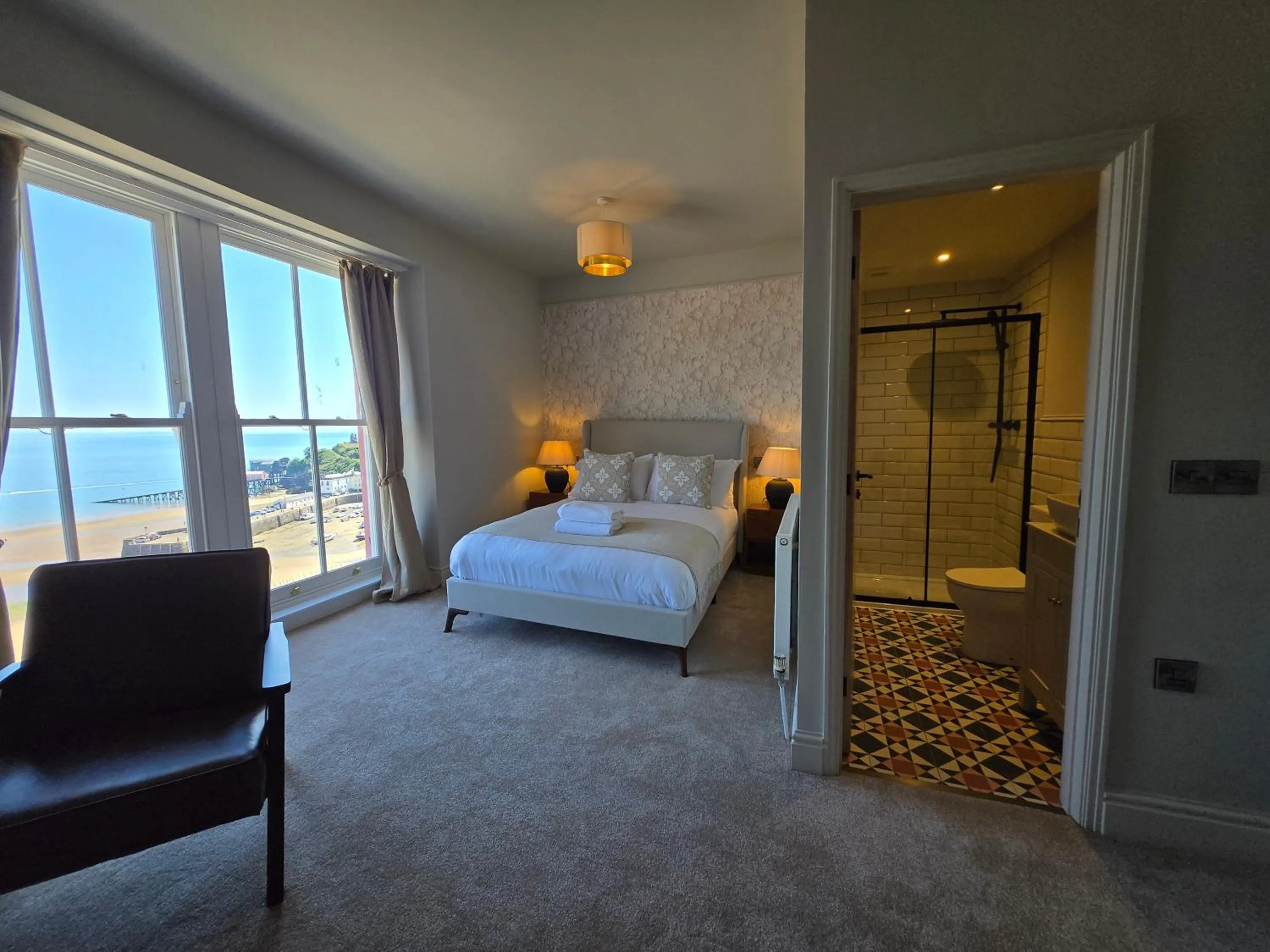 Photo of the whole room, Bed in Royal Lion Hotel