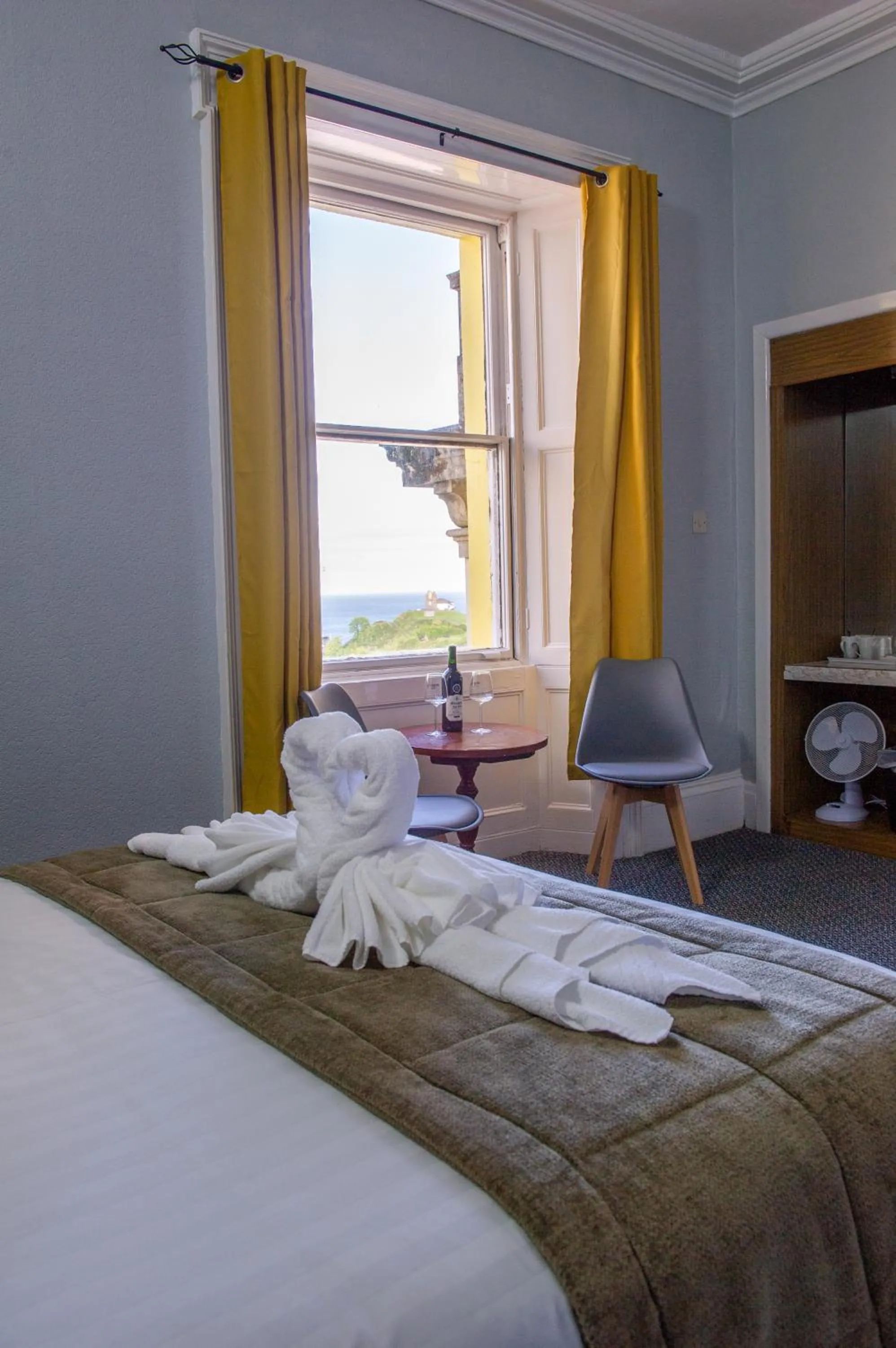 Bed in Royal Lion Hotel