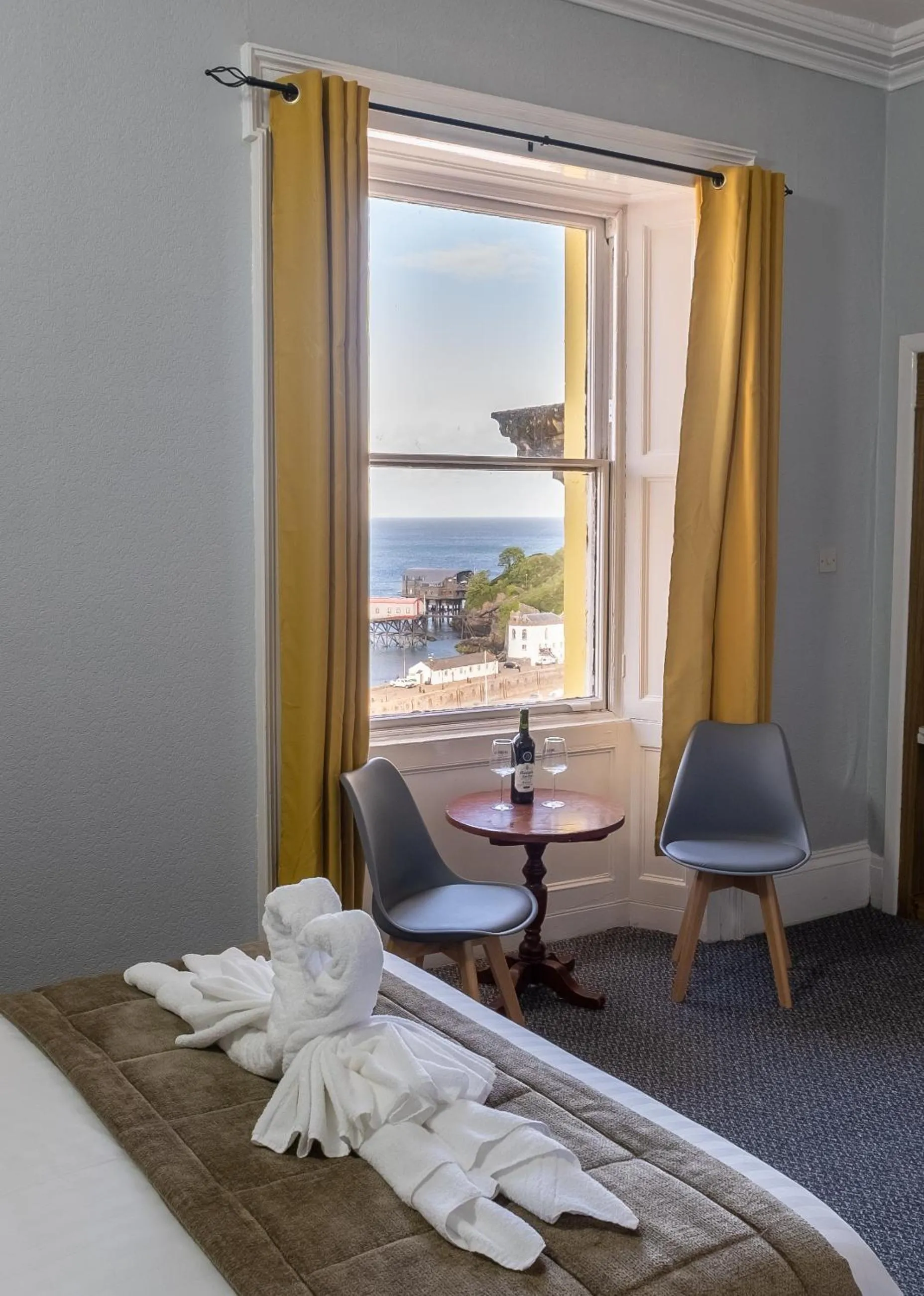 Bed in Royal Lion Hotel