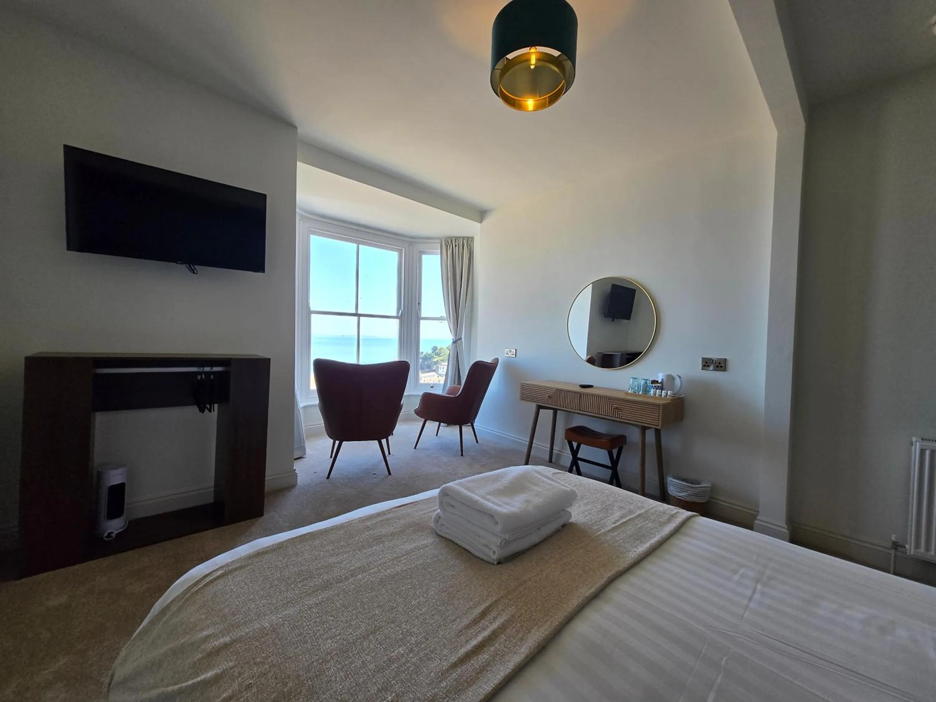 Bedroom, Bed in Royal Lion Hotel