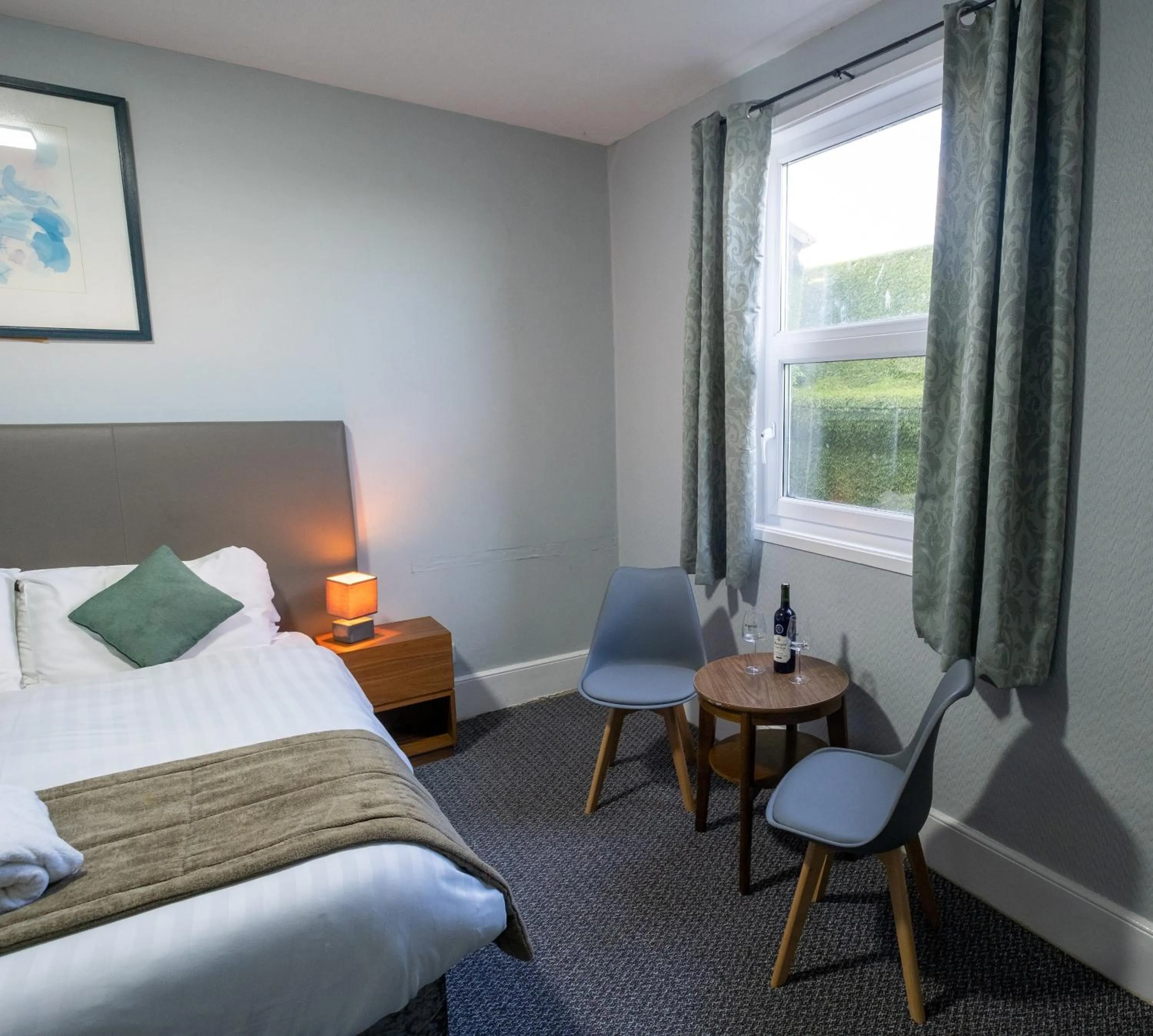 Living room, Bed in Royal Lion Hotel