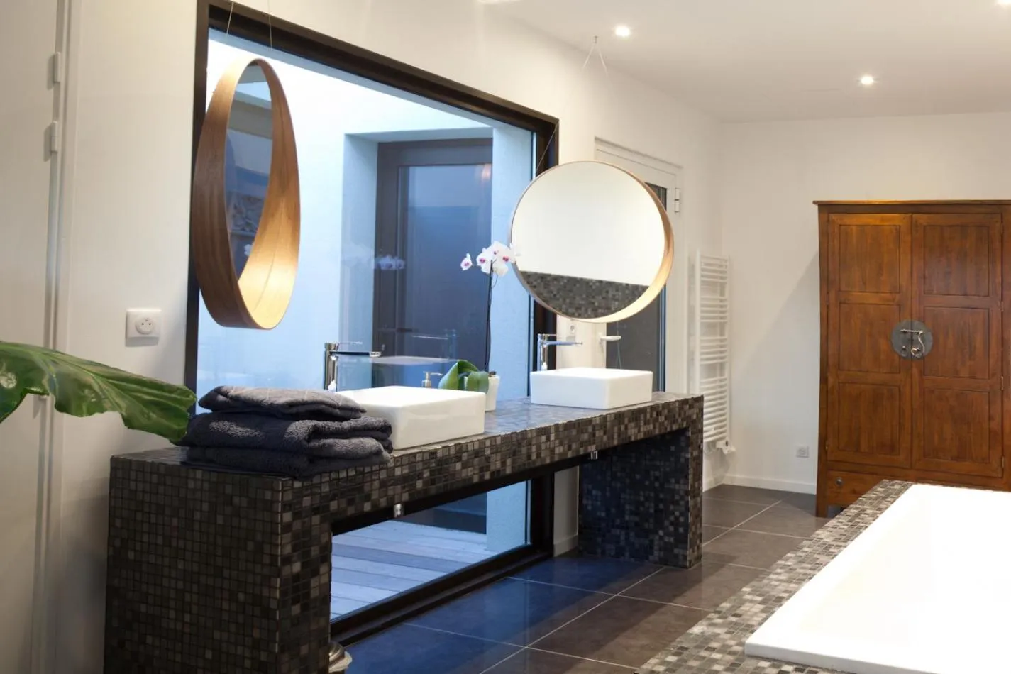 Bathroom, Bed in Villa Margaux