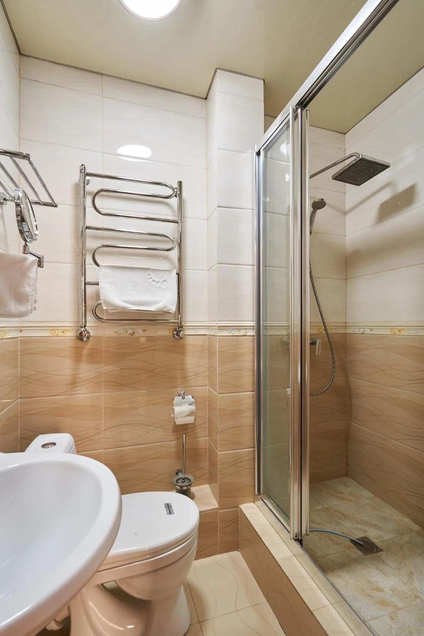 Shower in 7 days hotel