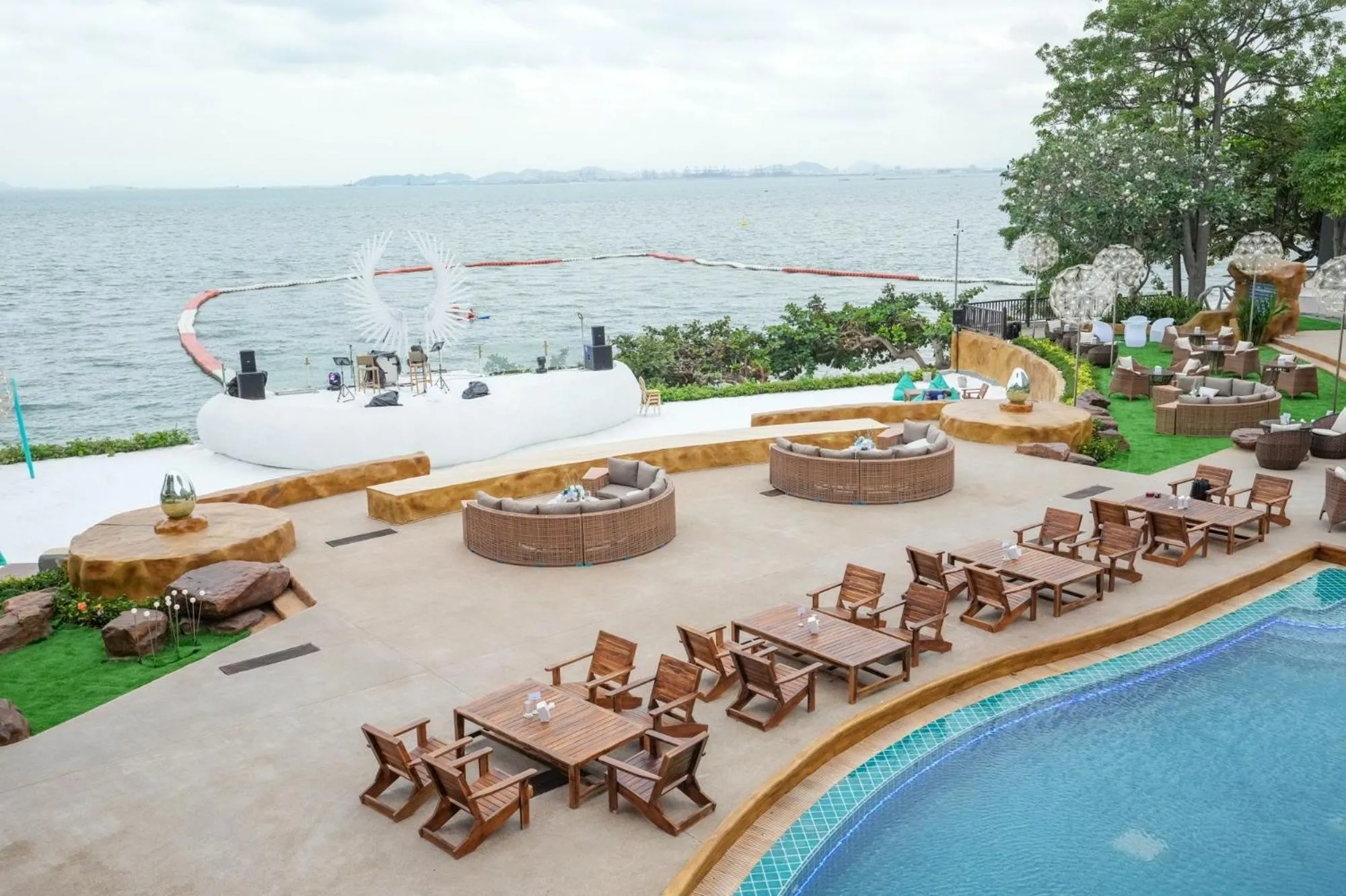 Evening entertainment in Garden Cliff Resort And Spa