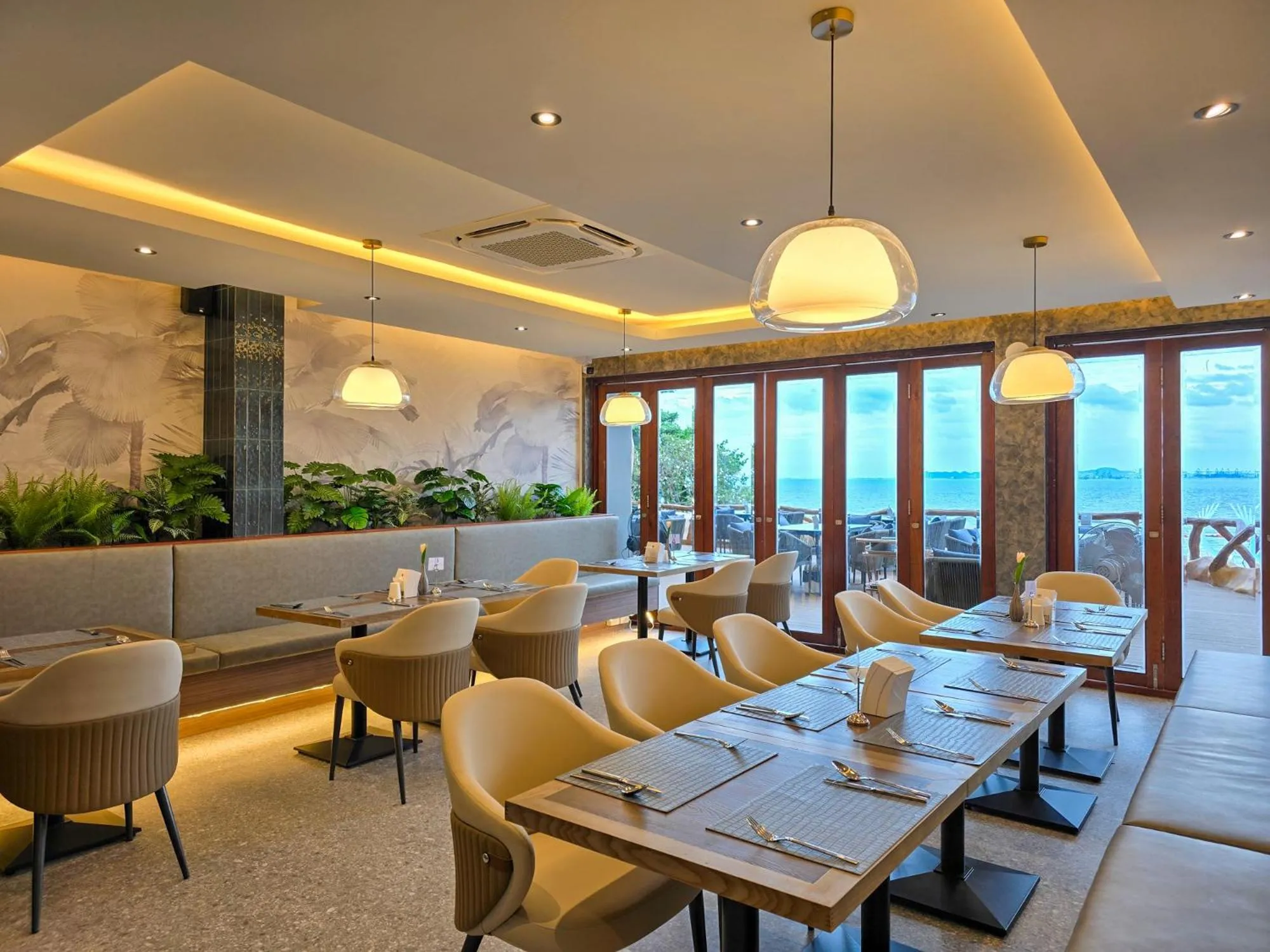 Restaurant/places to eat in Garden Cliff Resort And Spa