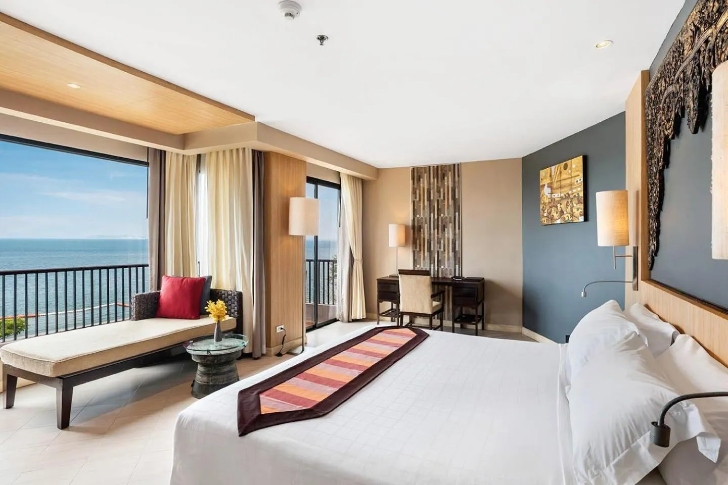 Balcony/Terrace, Bed in Garden Cliff Resort And Spa