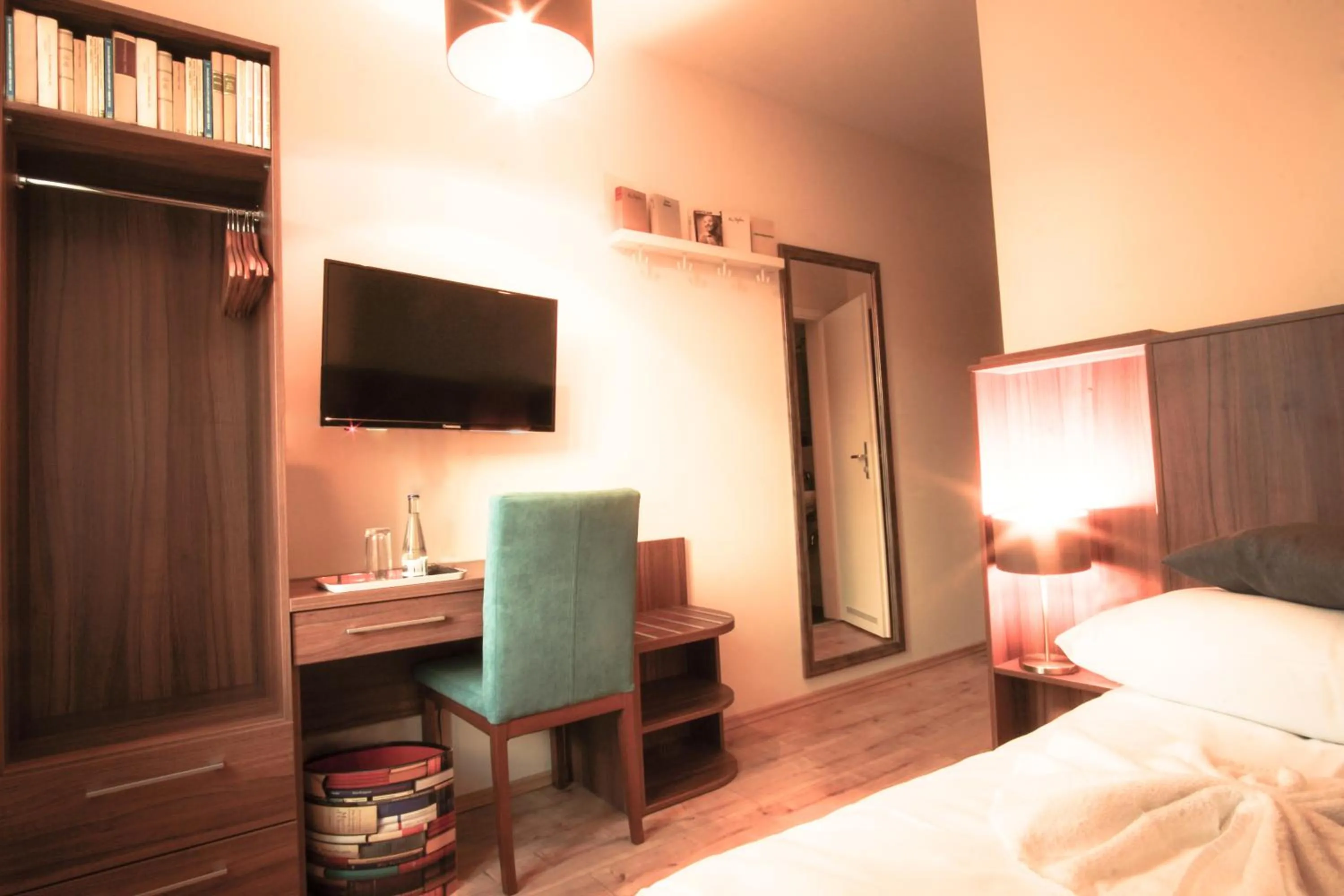 TV and multimedia, Bed in Hotel Bett und Buch