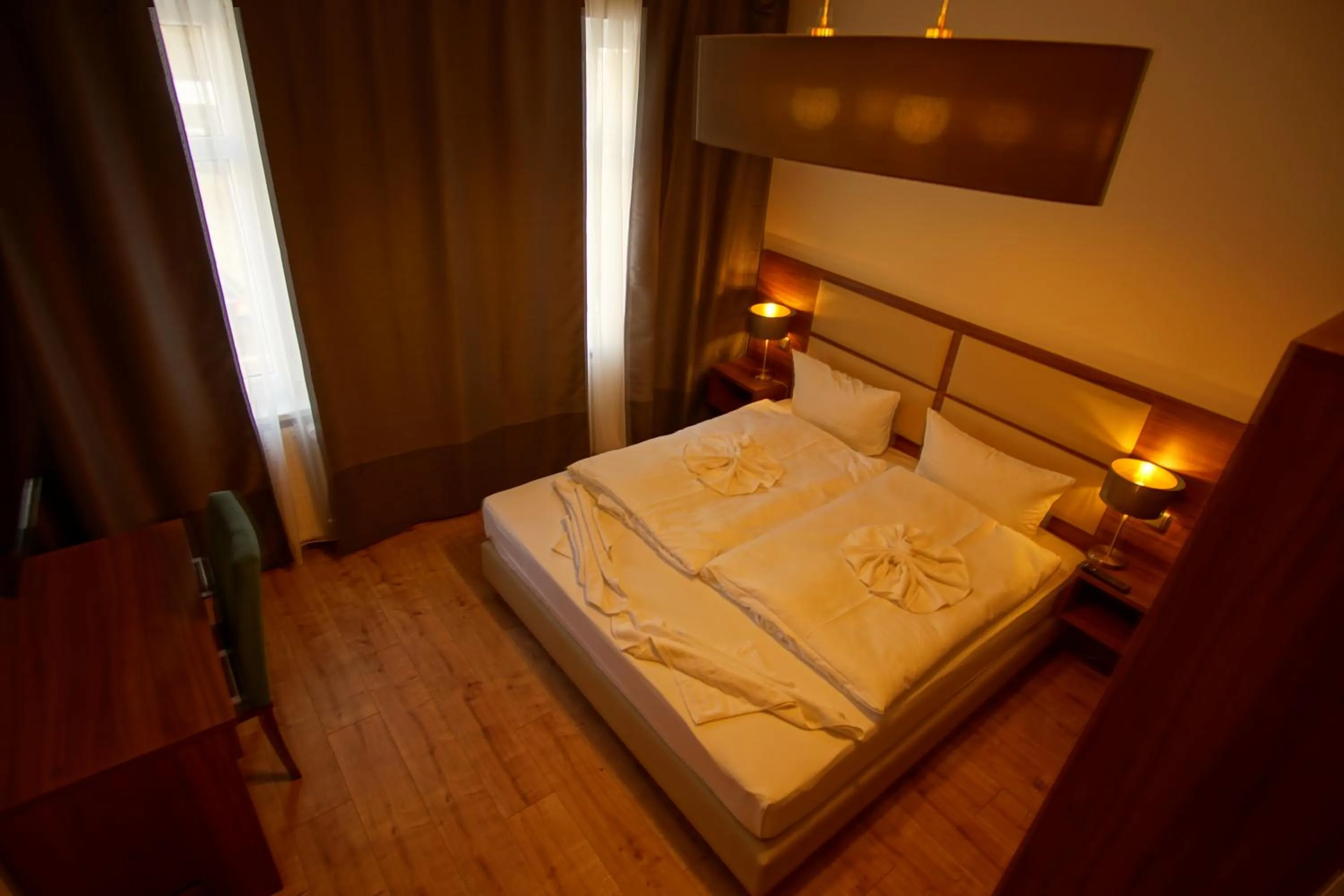 Bed in Hotel Bett und Buch