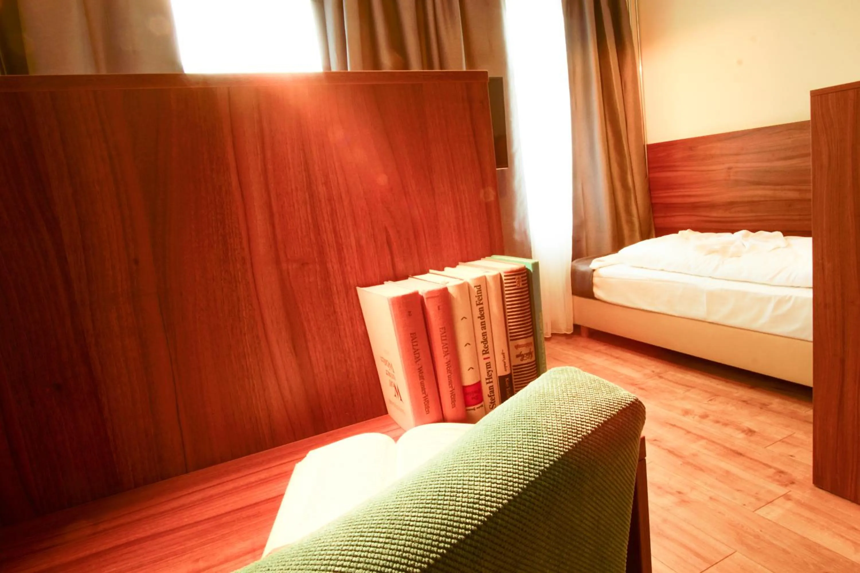 Bed in Hotel Bett und Buch