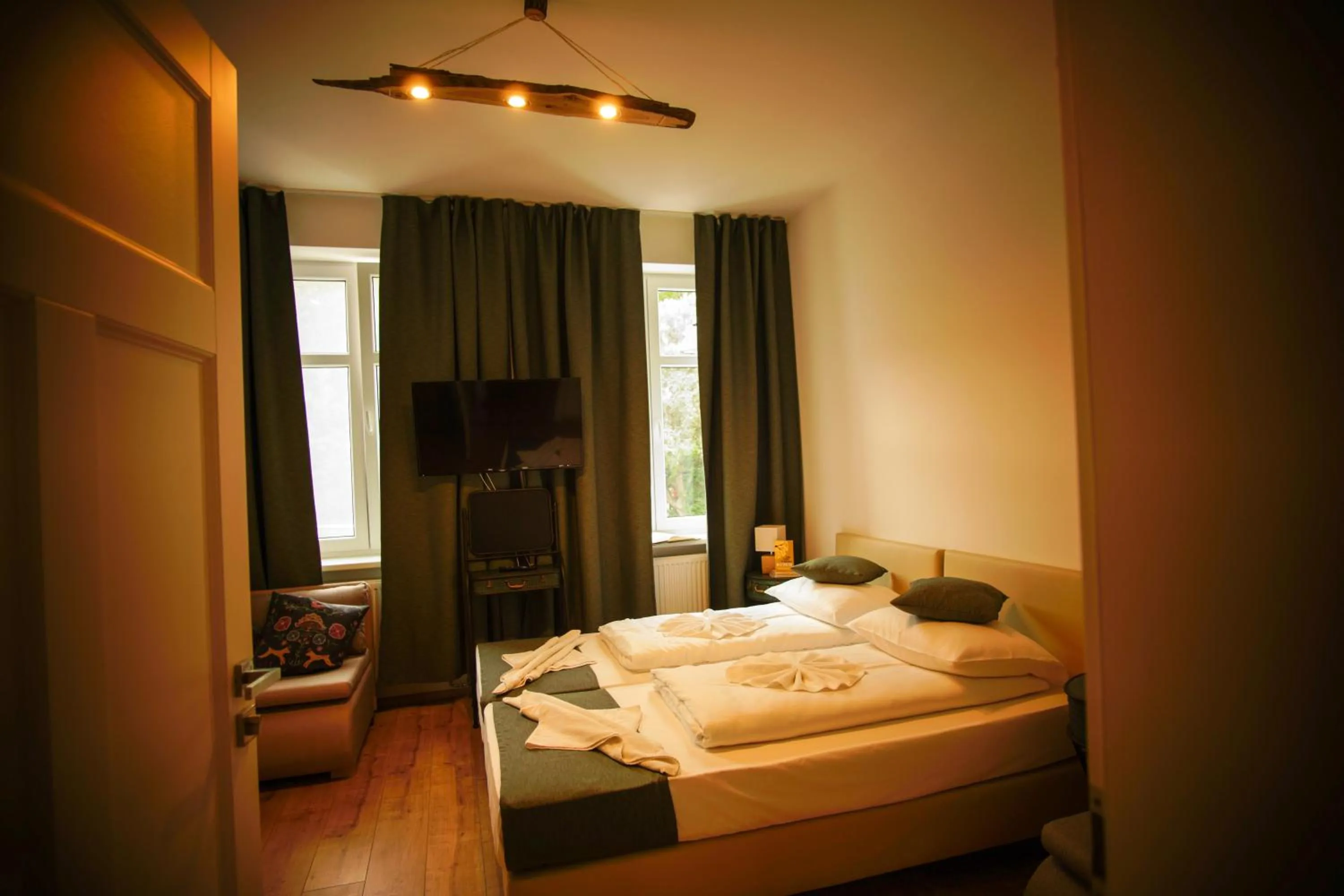 Bed in Hotel Bett und Buch