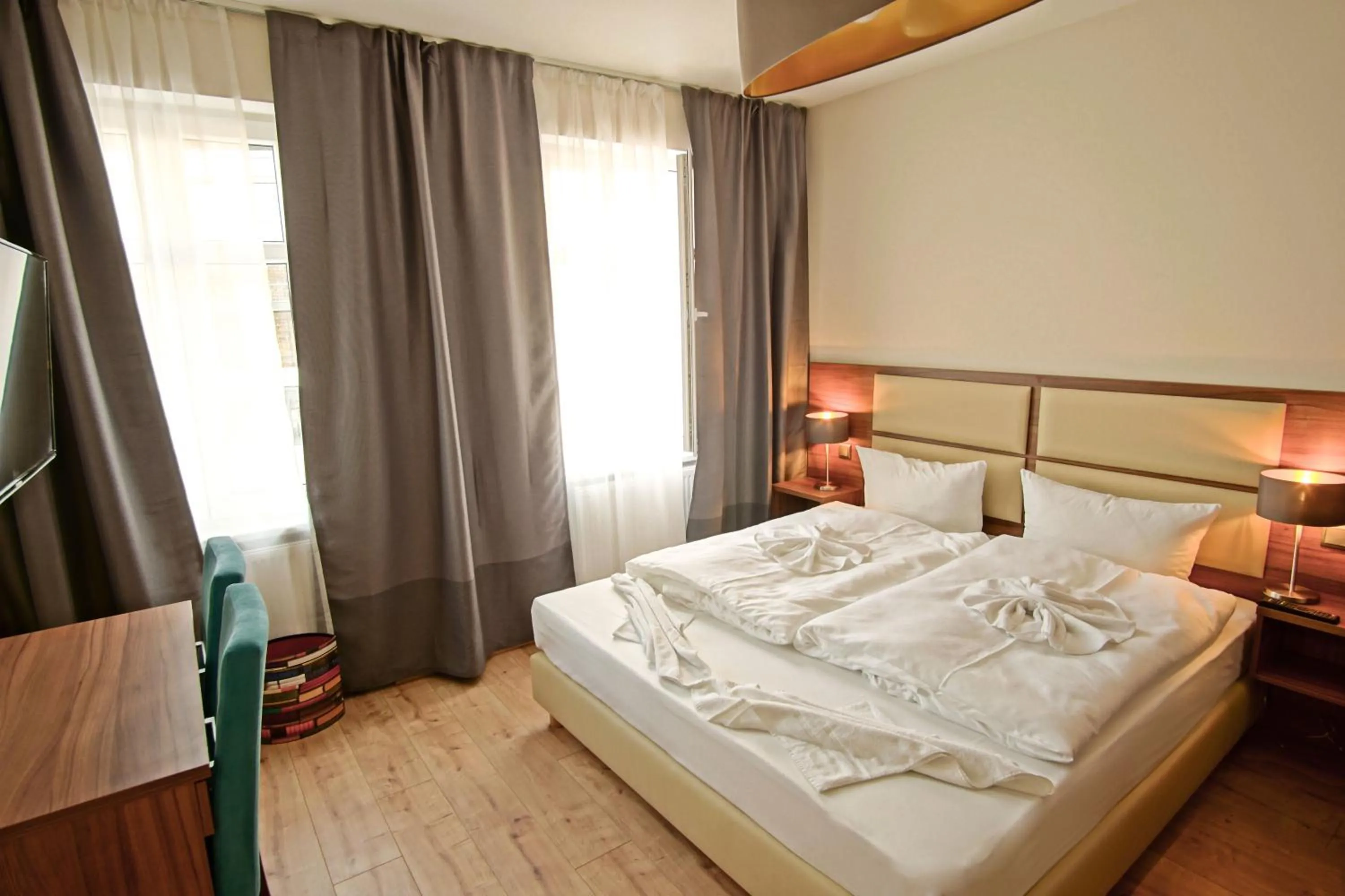 Bed in Hotel Bett und Buch