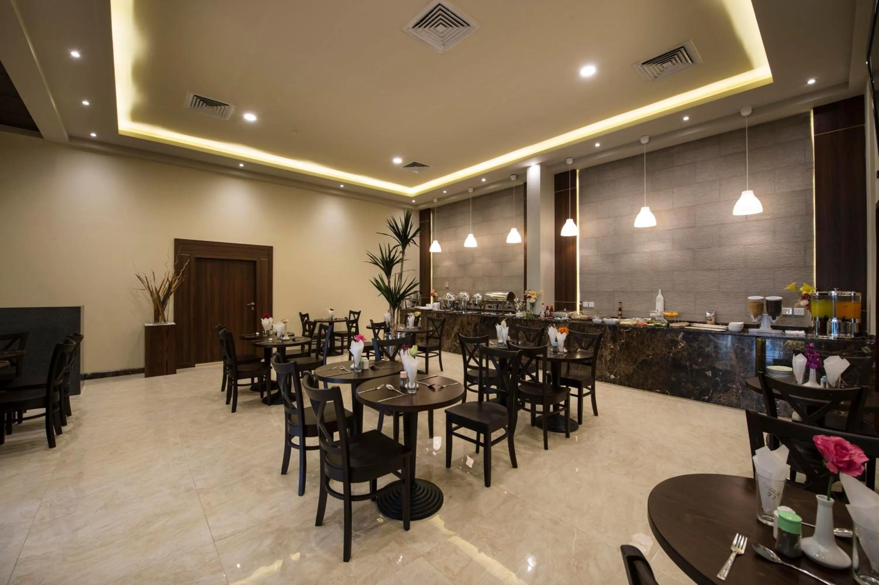 Restaurant/places to eat in Lily Hotel Suite Mubarraz