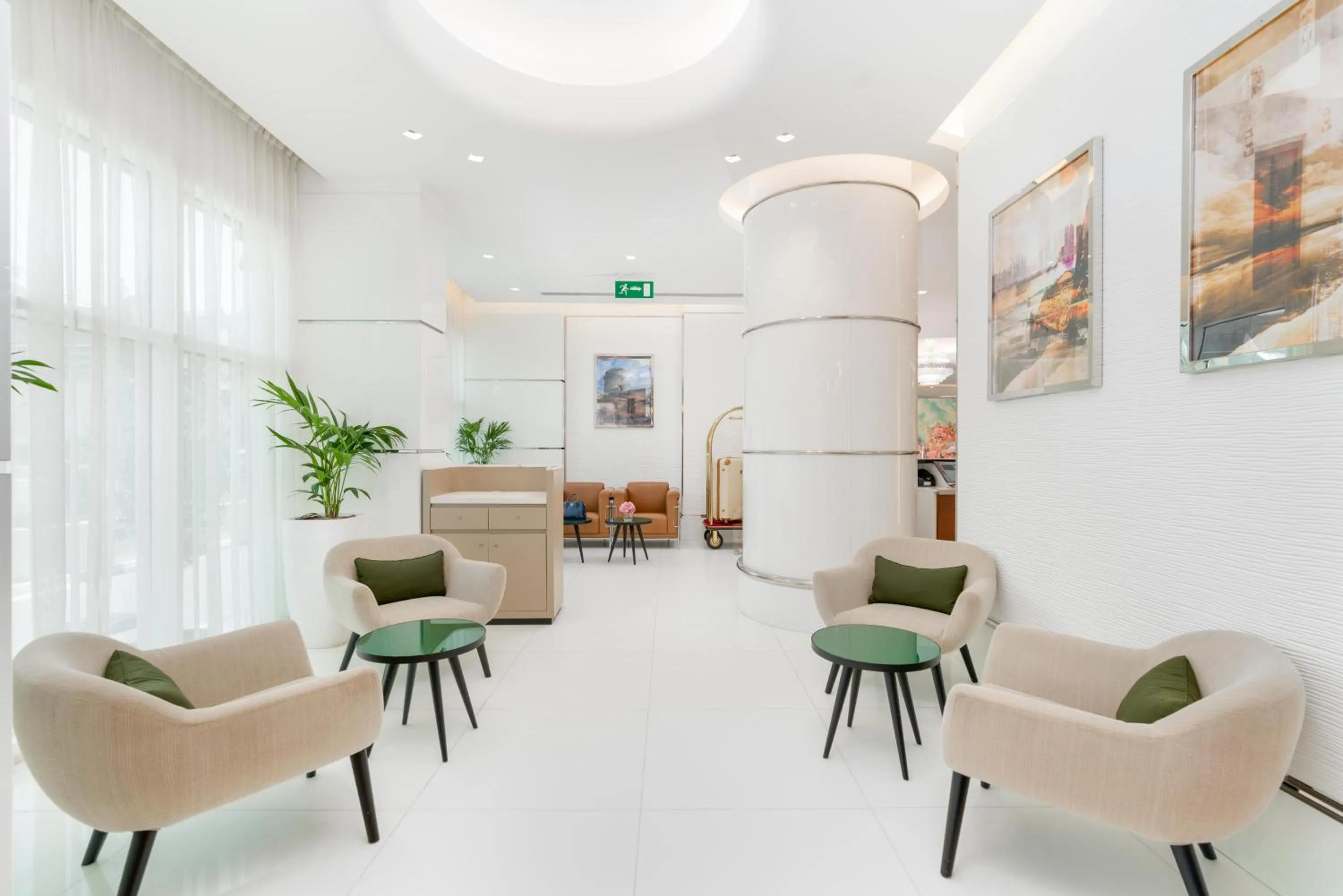 Lounge or bar in Golden Sands Hotel & Residences