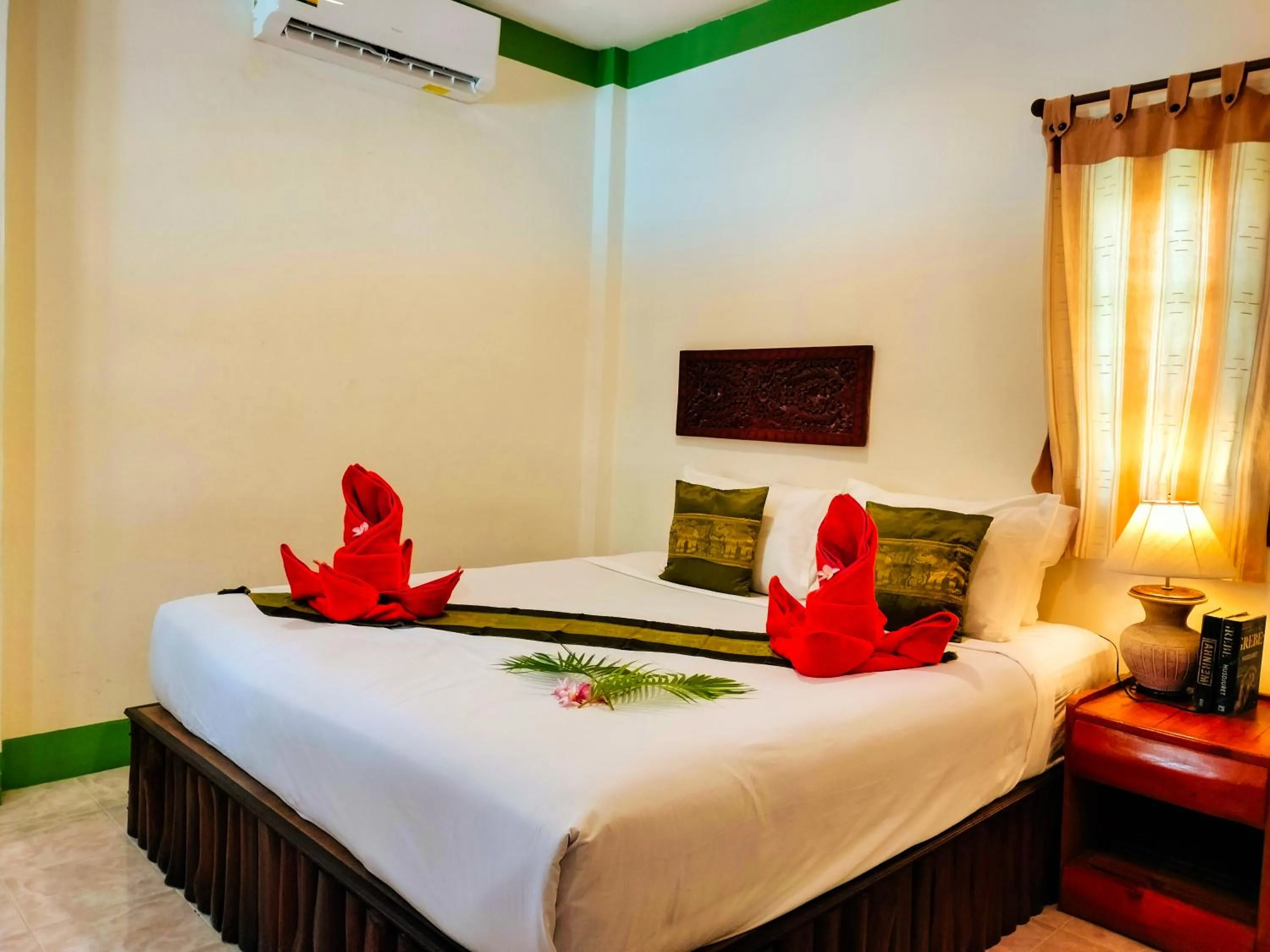 Bed in Phuwadee Resort