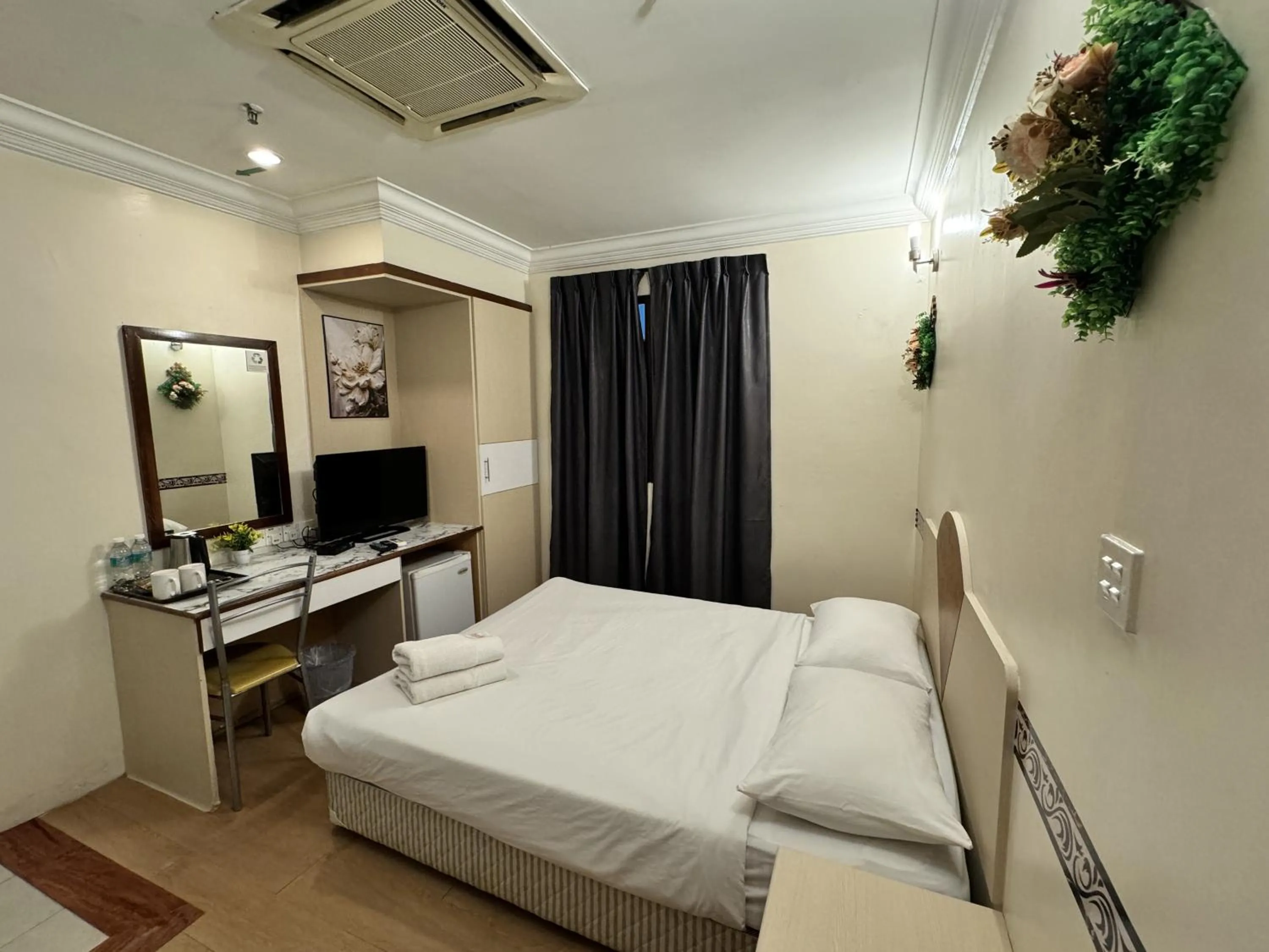 Bedroom, Bed in Fair Park Hotel