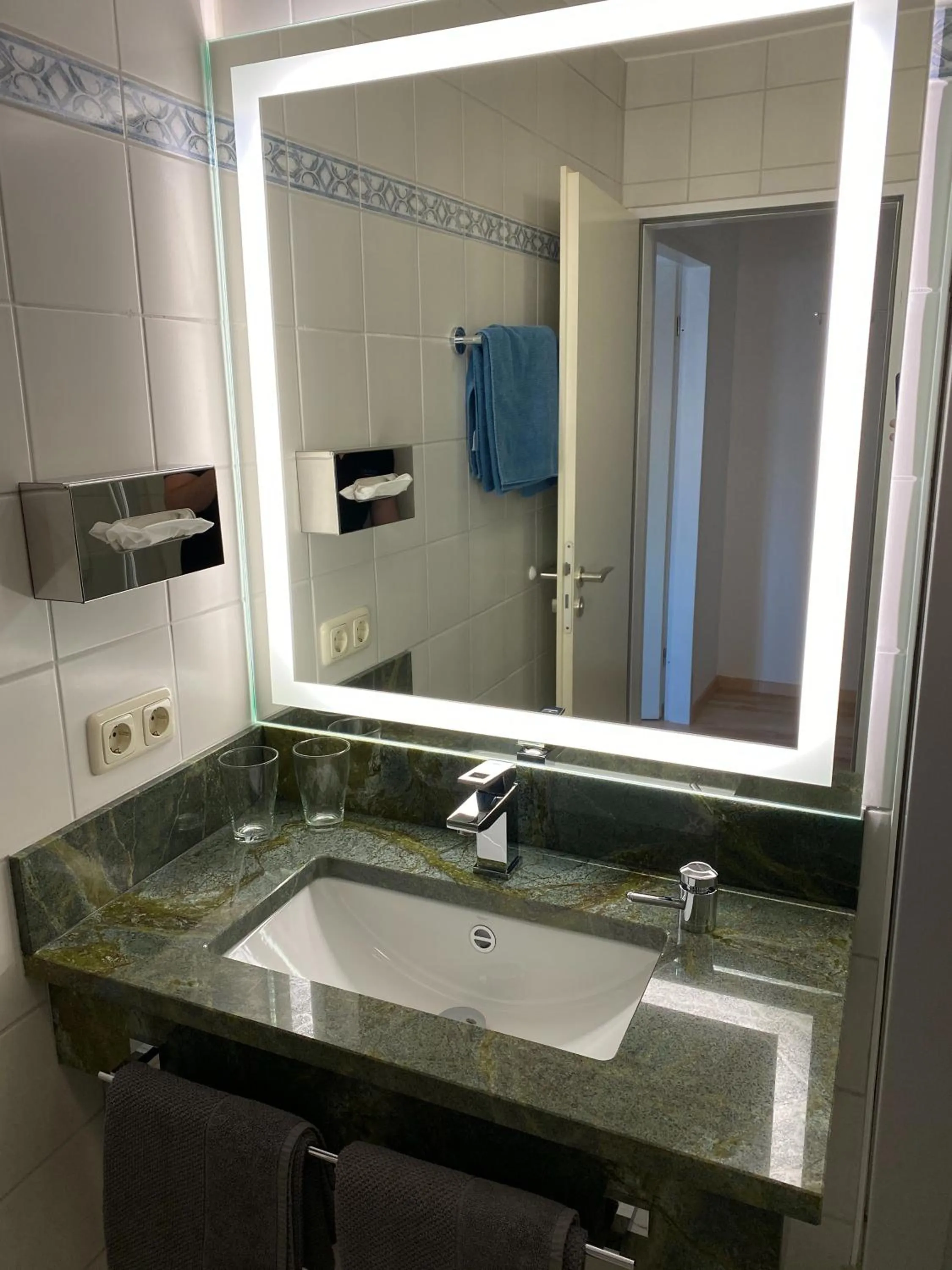 Shower in Hotel Lobmeyer