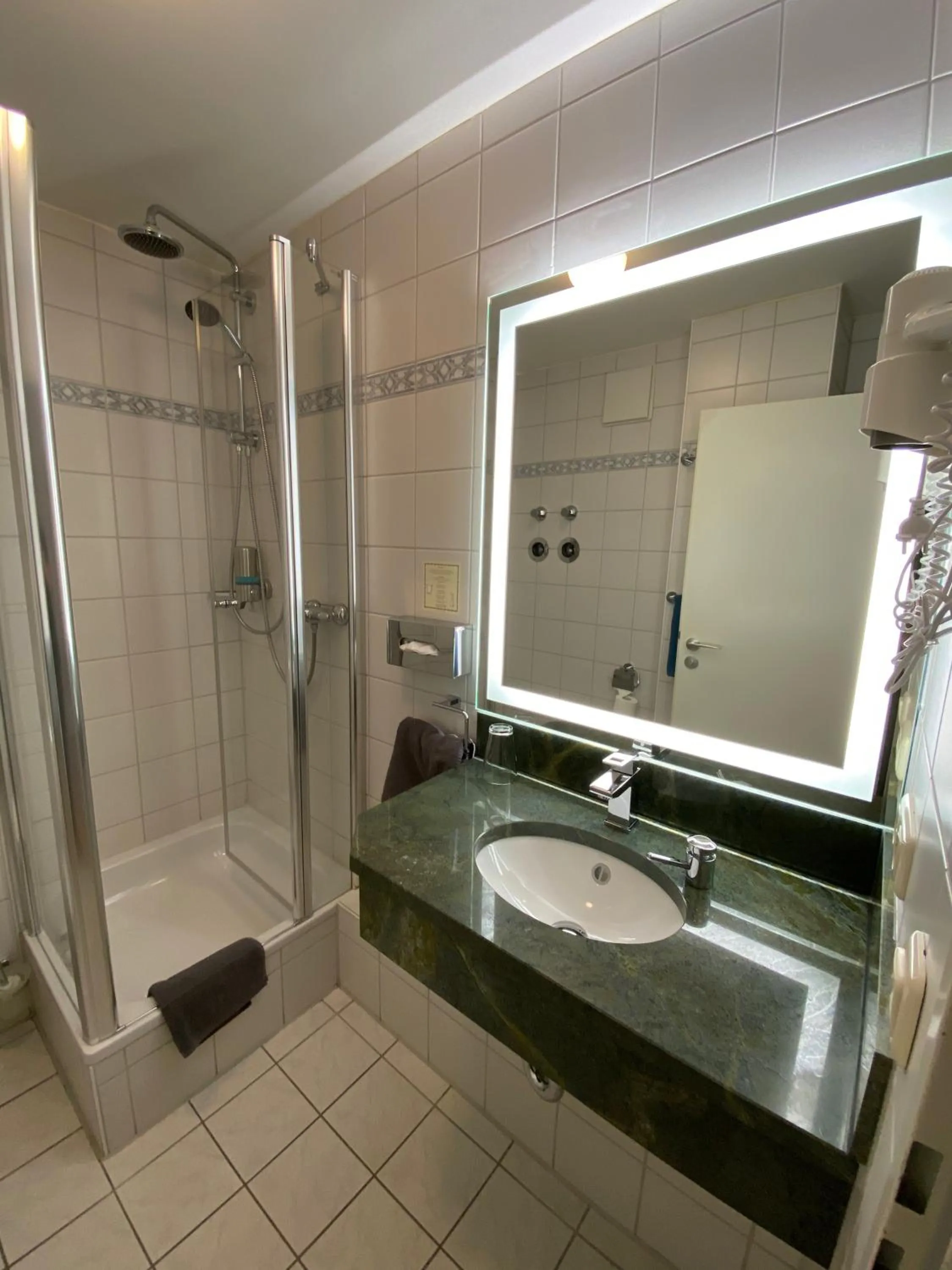 Shower in Hotel Lobmeyer