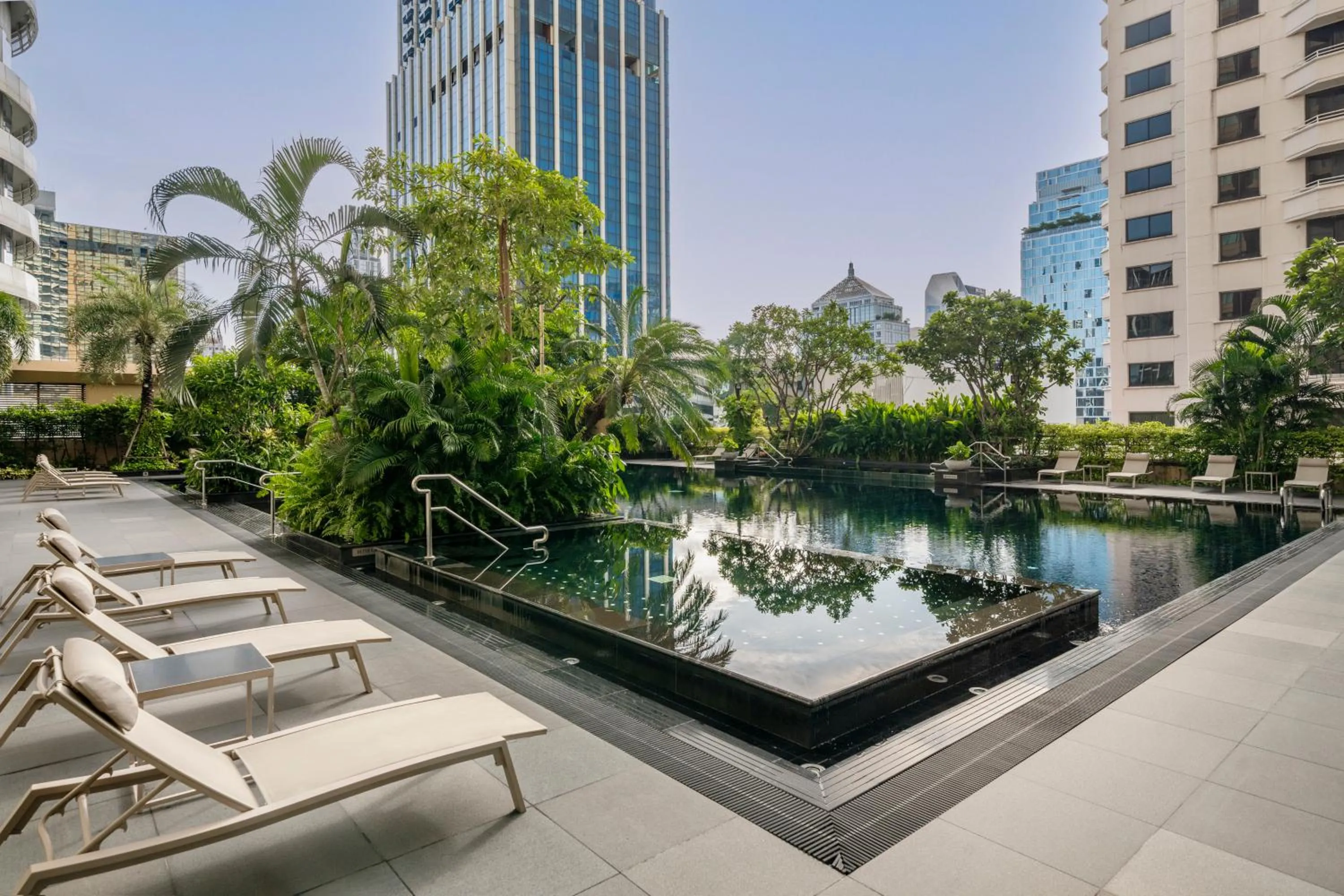 Swimming pool in Grande Centre Point Hotel Ratchadamri Bangkok