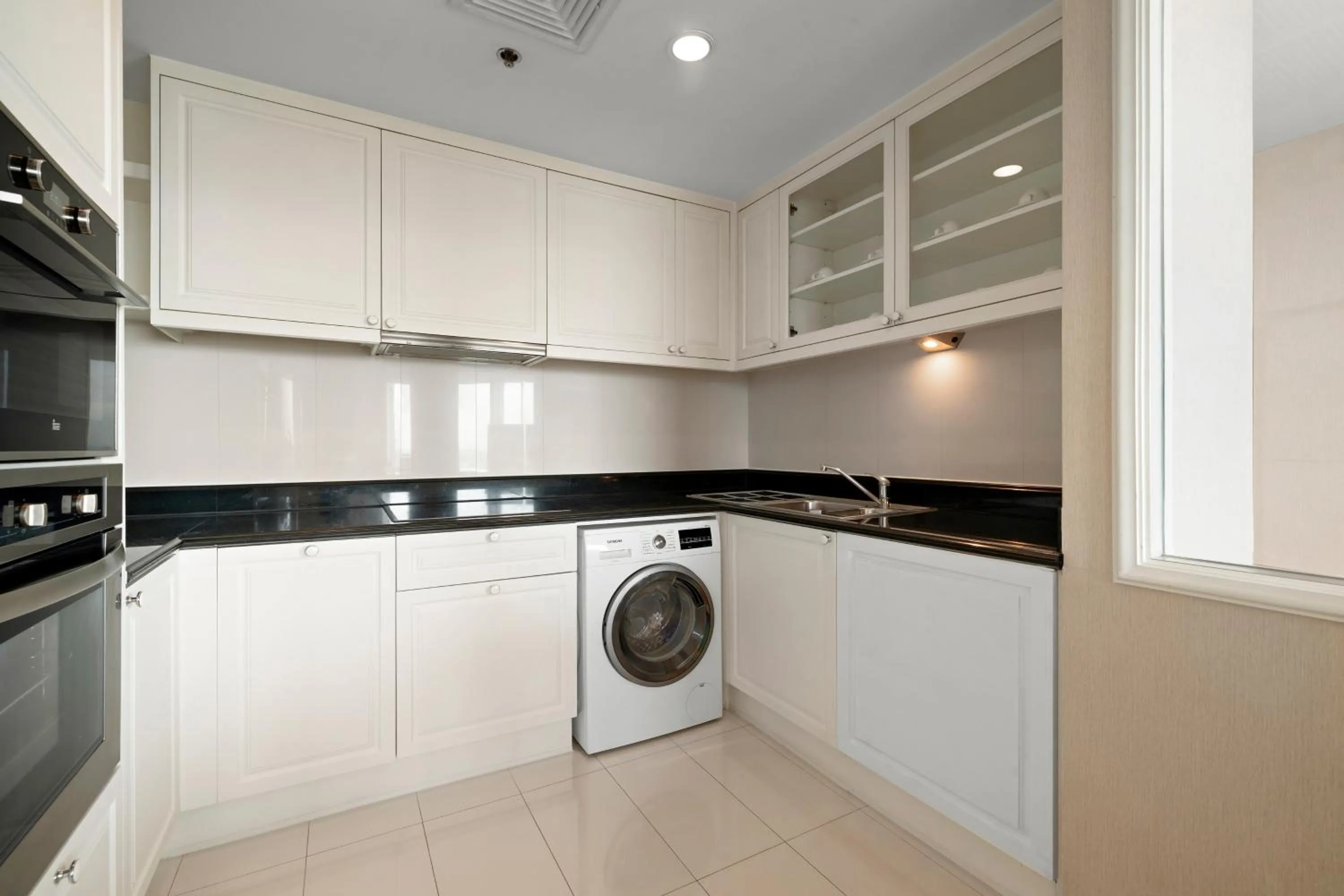 Kitchen or kitchenette in Grande Centre Point Hotel Ratchadamri Bangkok