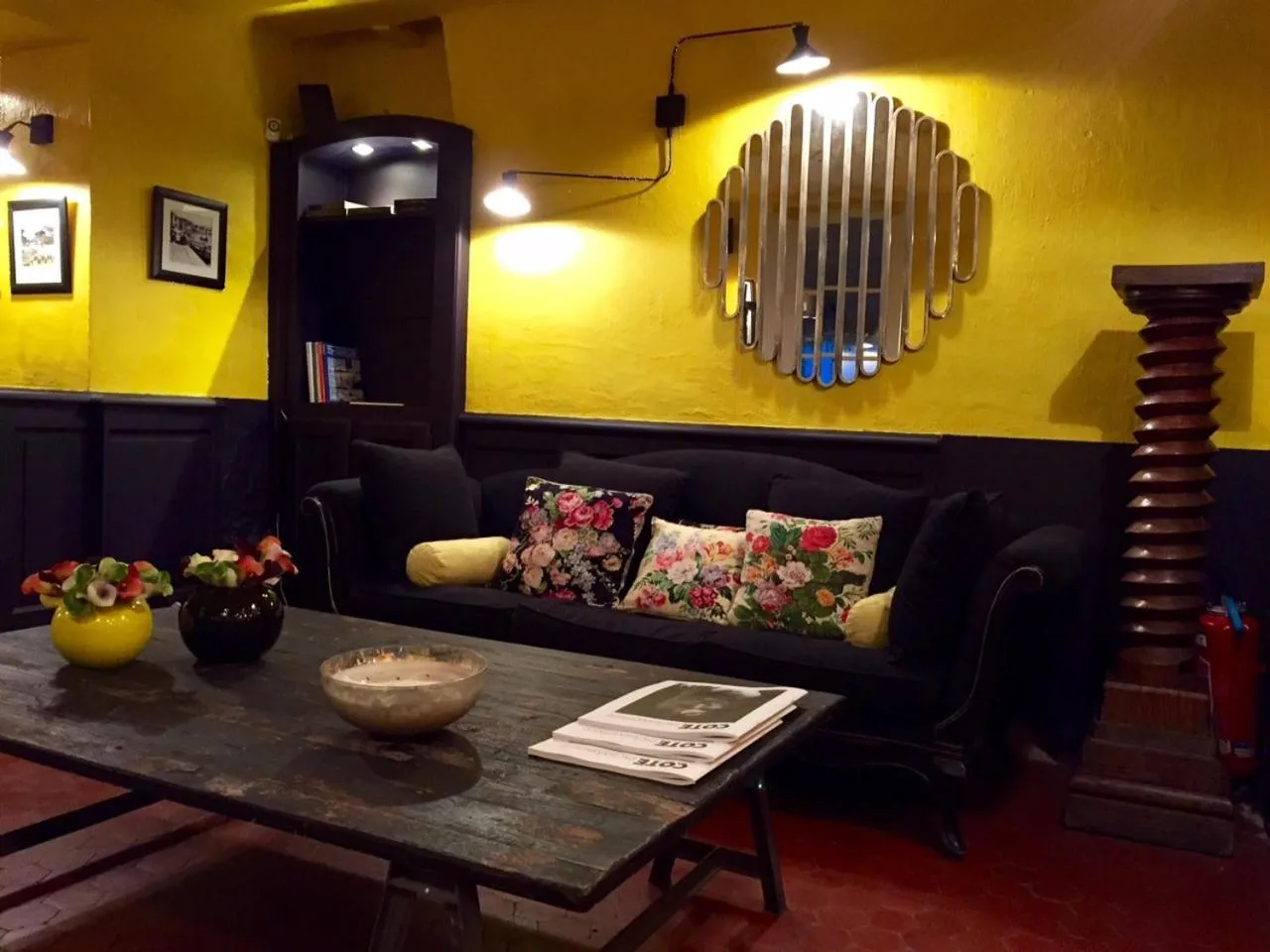 Communal lounge/ TV room in Le Jardin d'Emile