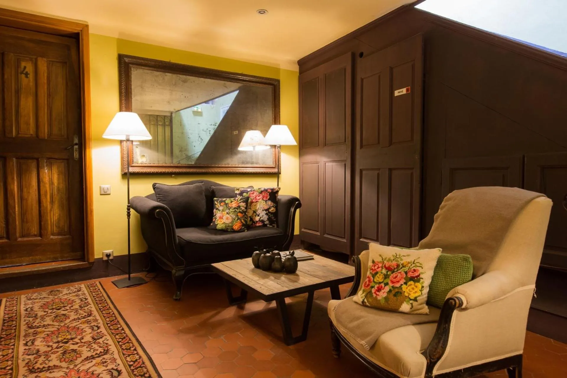 Communal lounge/ TV room in Le Jardin d'Emile