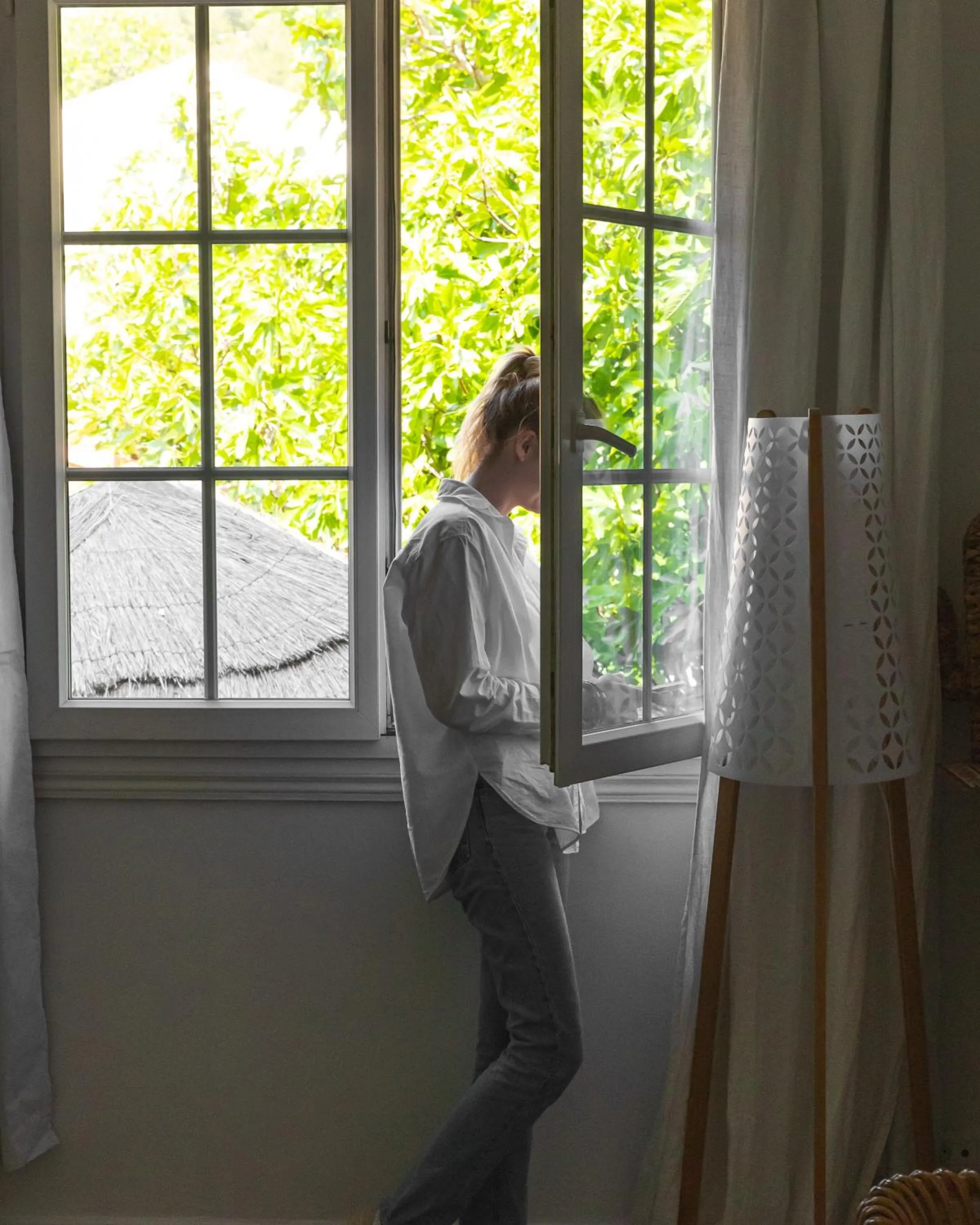 People in Hotel de La Plage - Mahogany