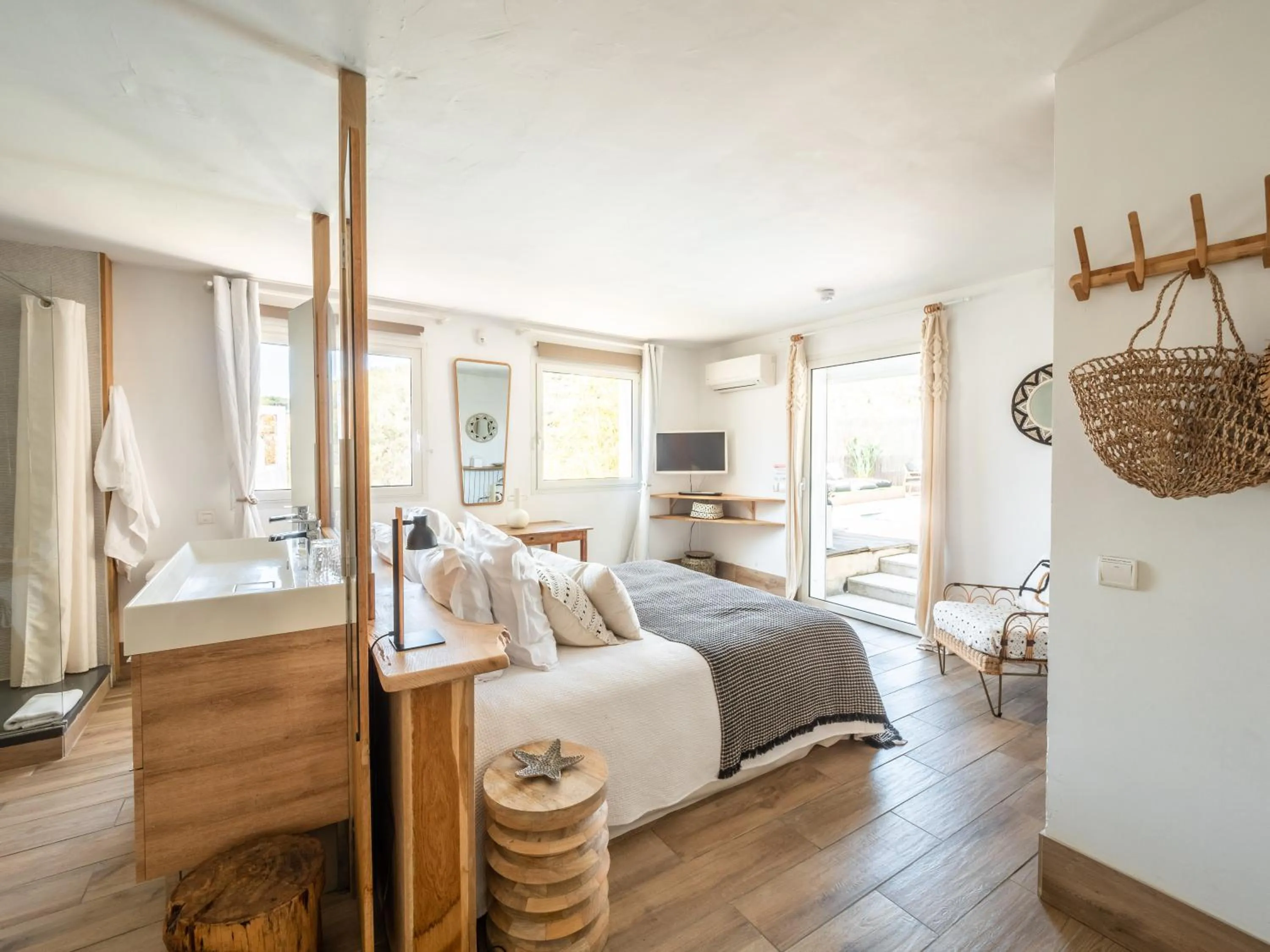 Photo of the whole room in Hotel de La Plage - Mahogany