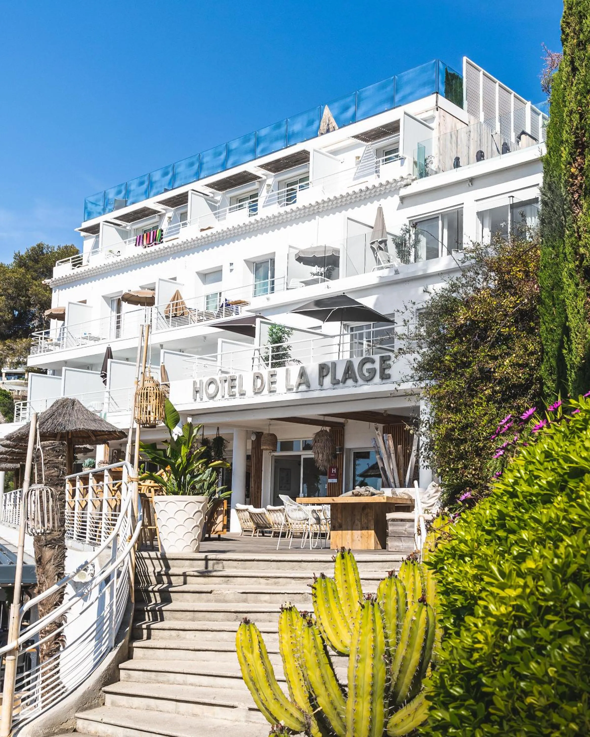 Property building in Hotel de La Plage - Mahogany