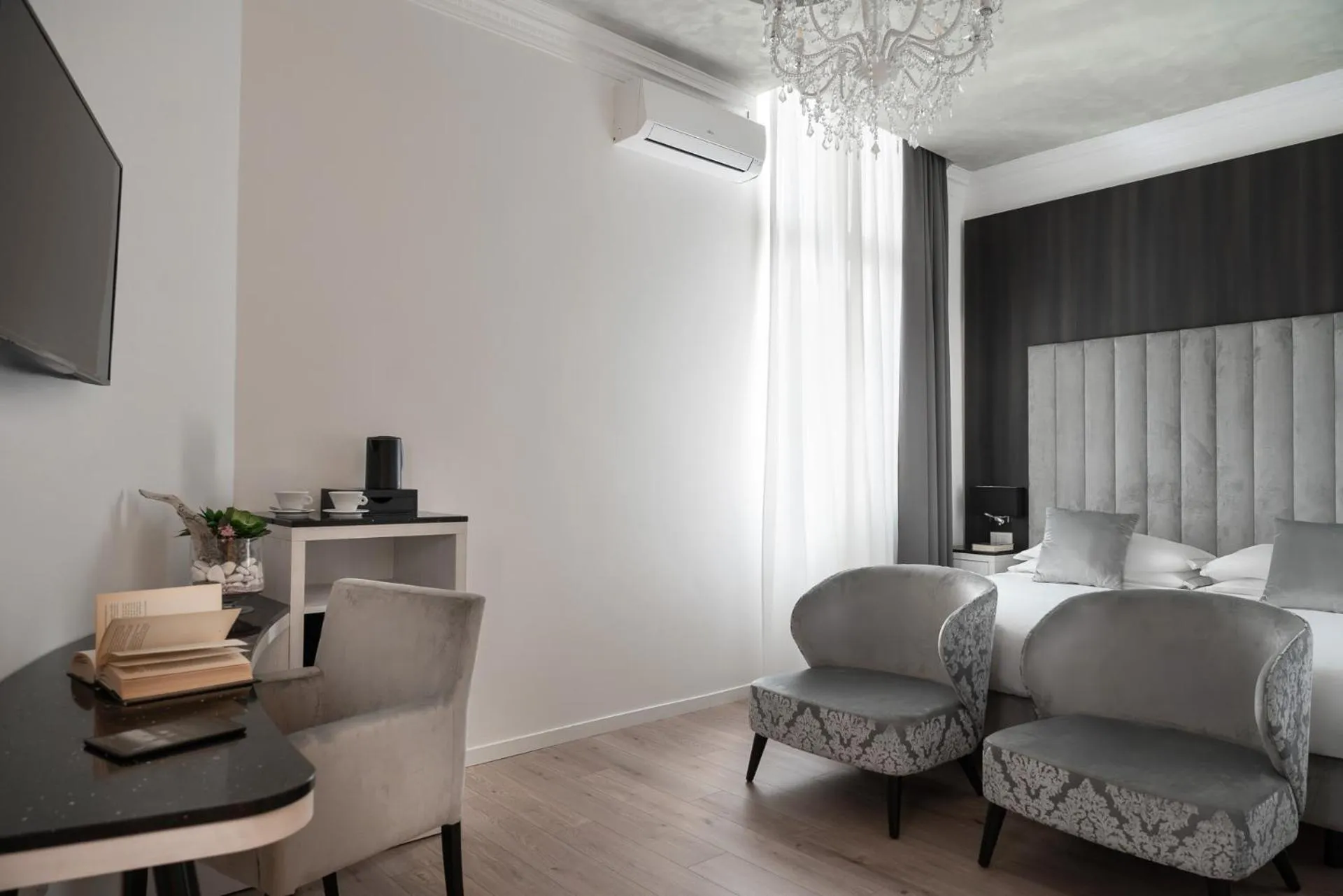 Photo of the whole room, Bed in Albergo Rossini 1936