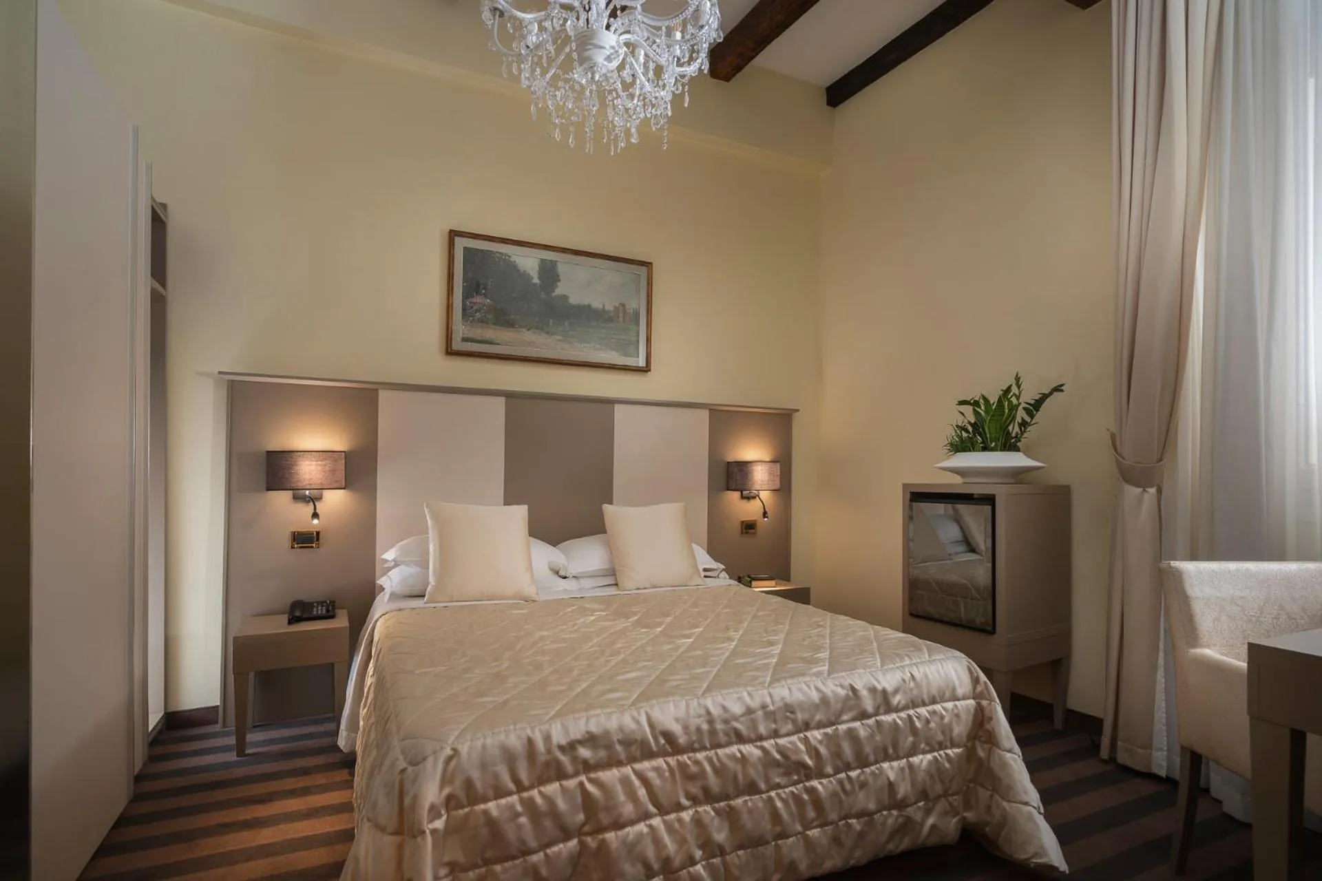 Photo of the whole room, Bed in Albergo Rossini 1936