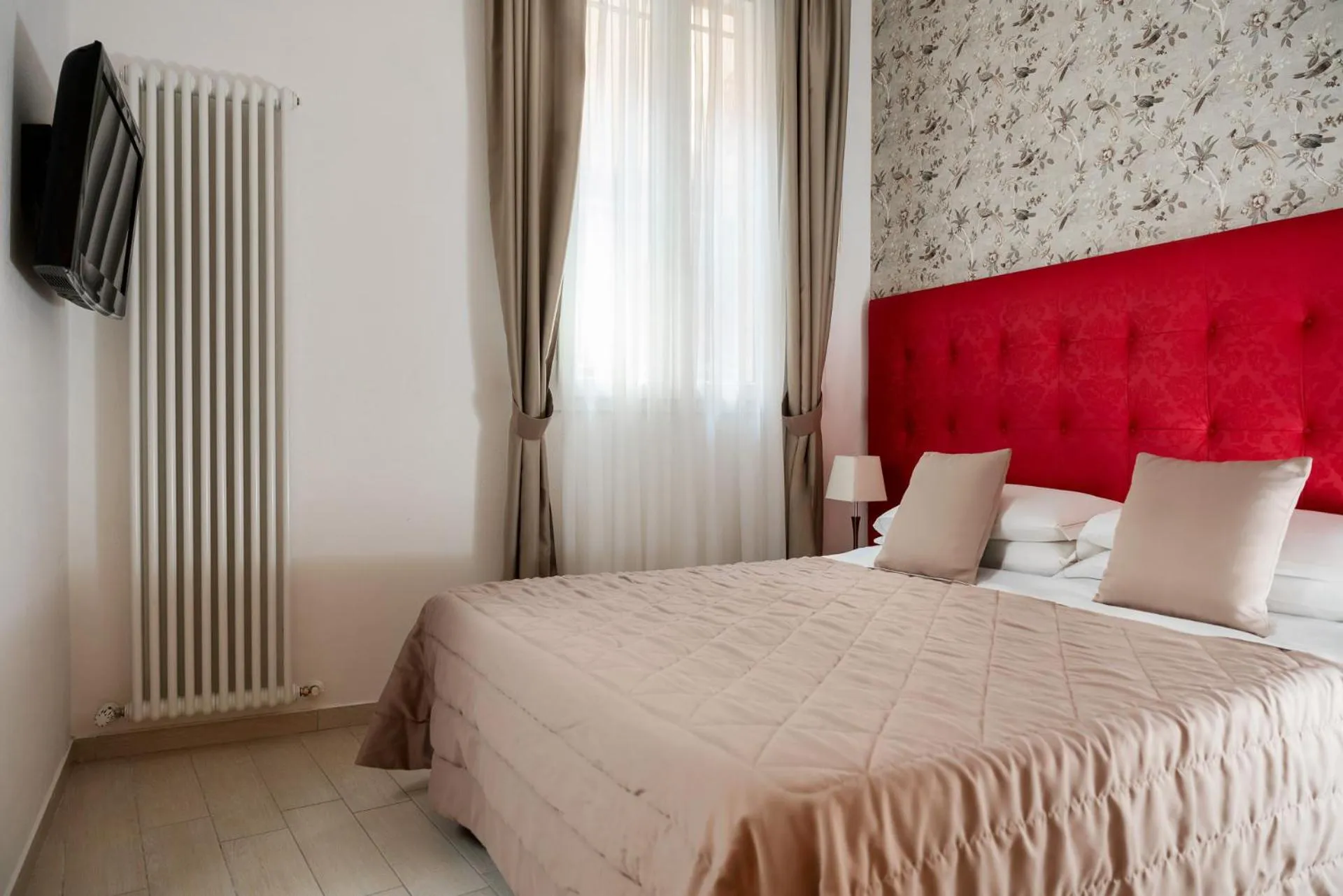 Photo of the whole room, Bed in Albergo Rossini 1936